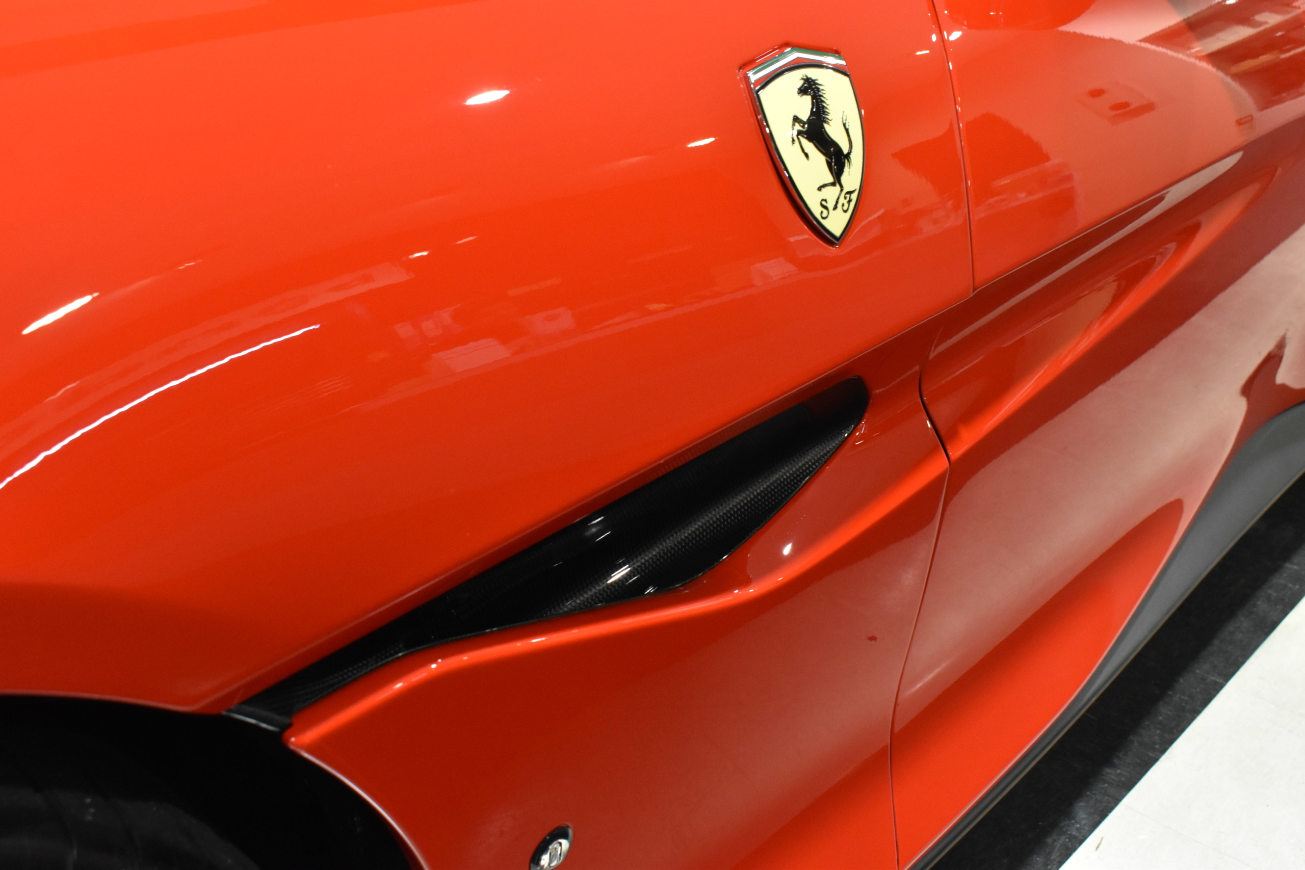 Ferrari　Portofino M　カーボンフロントエアベント・リアエアダクト　カーボンLEDハンドル・セントラルブリッジ・カップホルダー　ヘッドレスト跳馬刺繍　ツートーンボディカラー　ブラックテールパイプ　マグネライドサスペンション（DUAL）　フル電動シート　シートヒーター＆ベンチレーション