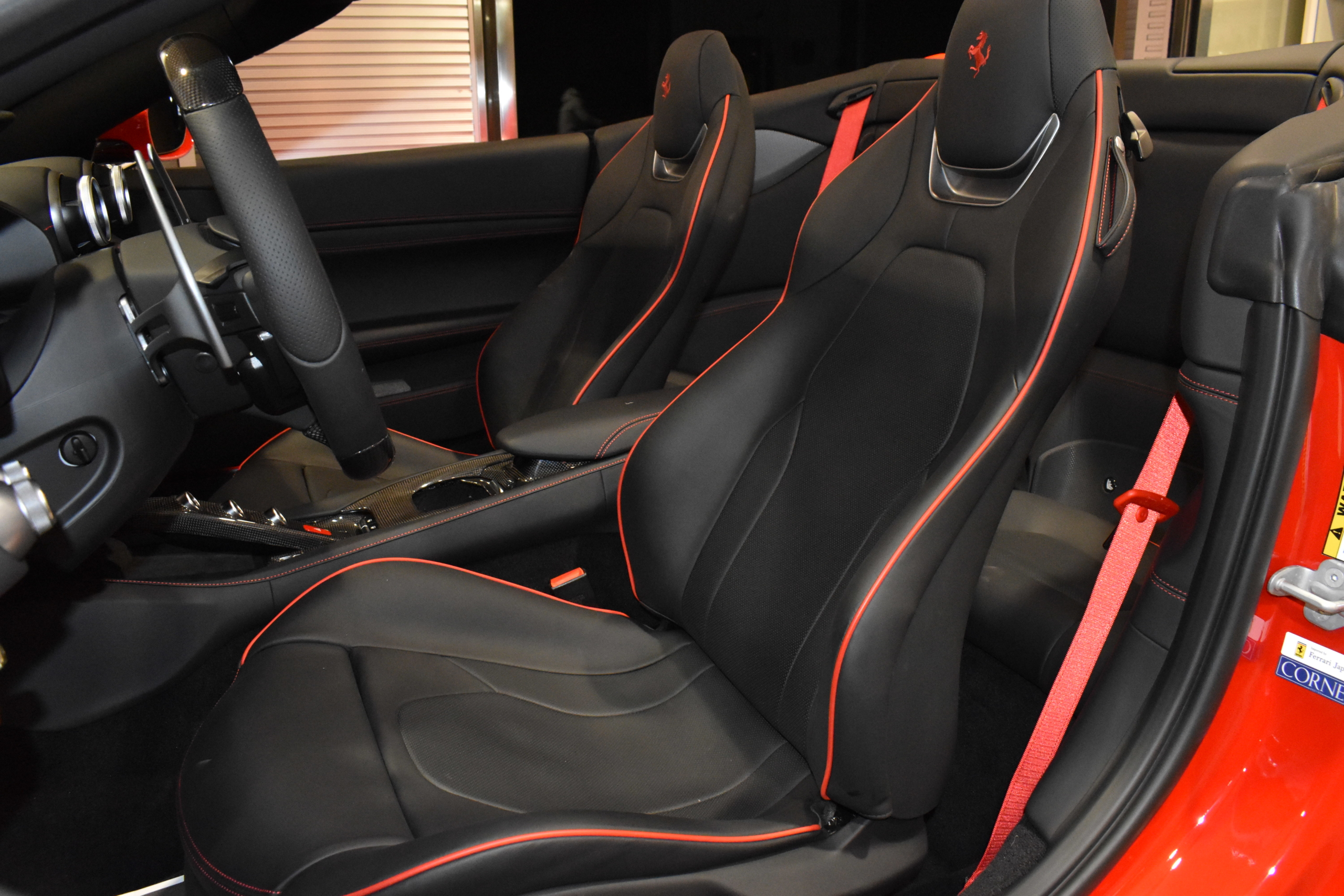 Ferrari　Portofino M　カーボンフロントエアベント・リアエアダクト　カーボンLEDハンドル・セントラルブリッジ・カップホルダー　ヘッドレスト跳馬刺繍　ツートーンボディカラー　ブラックテールパイプ　マグネライドサスペンション（DUAL）　フル電動シート　シートヒーター＆ベンチレーション