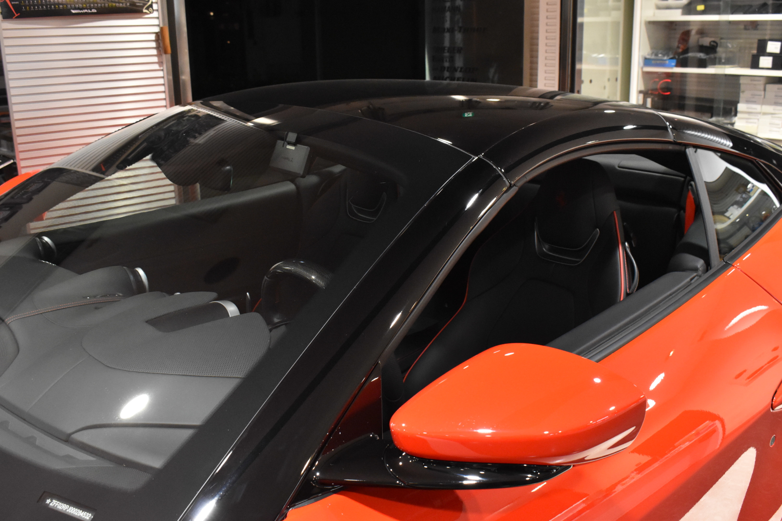 Ferrari　Portofino M　カーボンフロントエアベント・リアエアダクト　カーボンLEDハンドル・セントラルブリッジ・カップホルダー　ヘッドレスト跳馬刺繍　ツートーンボディカラー　ブラックテールパイプ　マグネライドサスペンション（DUAL）　フル電動シート　シートヒーター＆ベンチレーション
