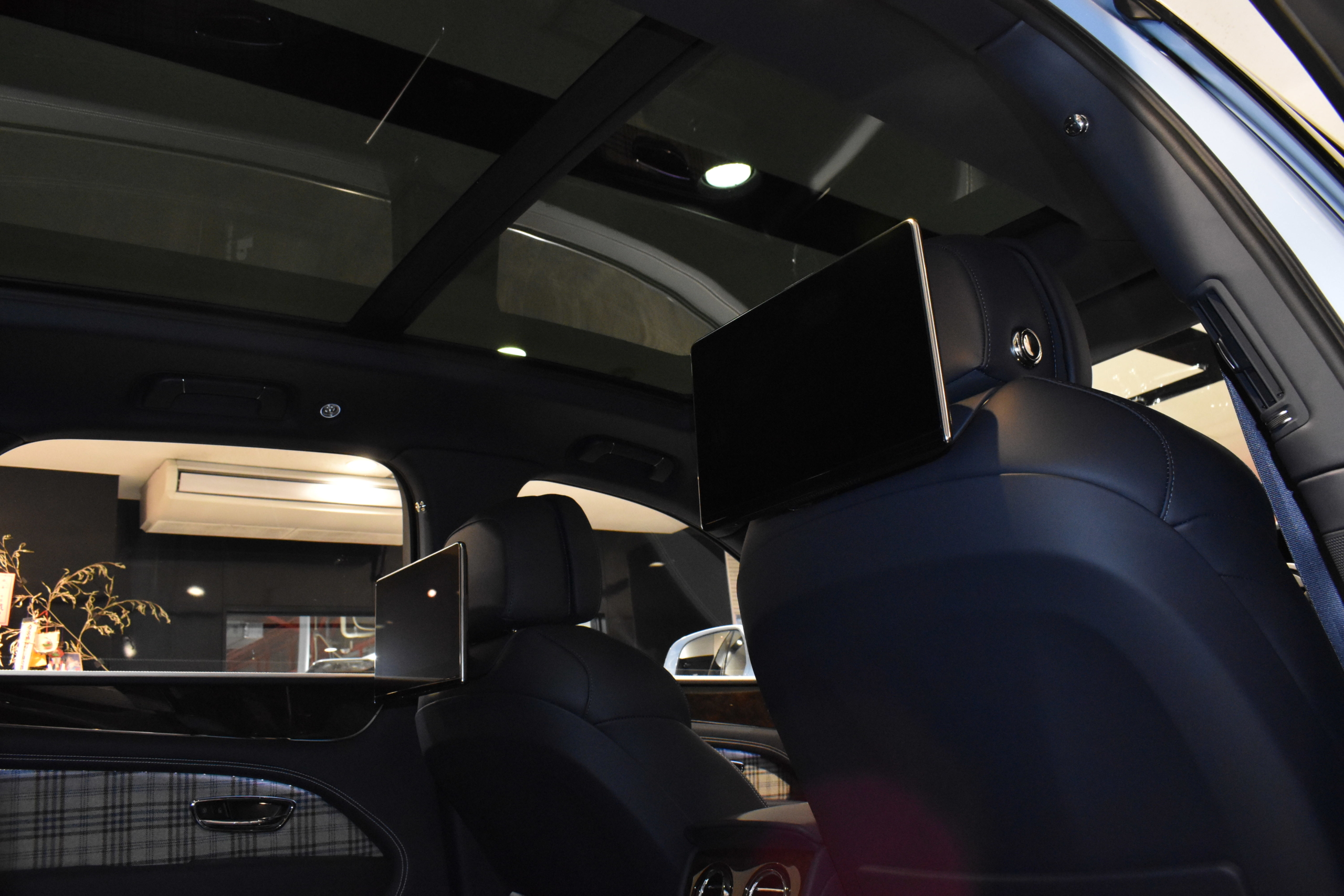 BENTLEY Bentayga Hybrid　　ディーラー車　右ハンドル　ハイブリッド　全席シートヒーター＆ベンチレーション　ステアリングヒーター　パノラミックスライディングルーフ　ソフトクローズ
