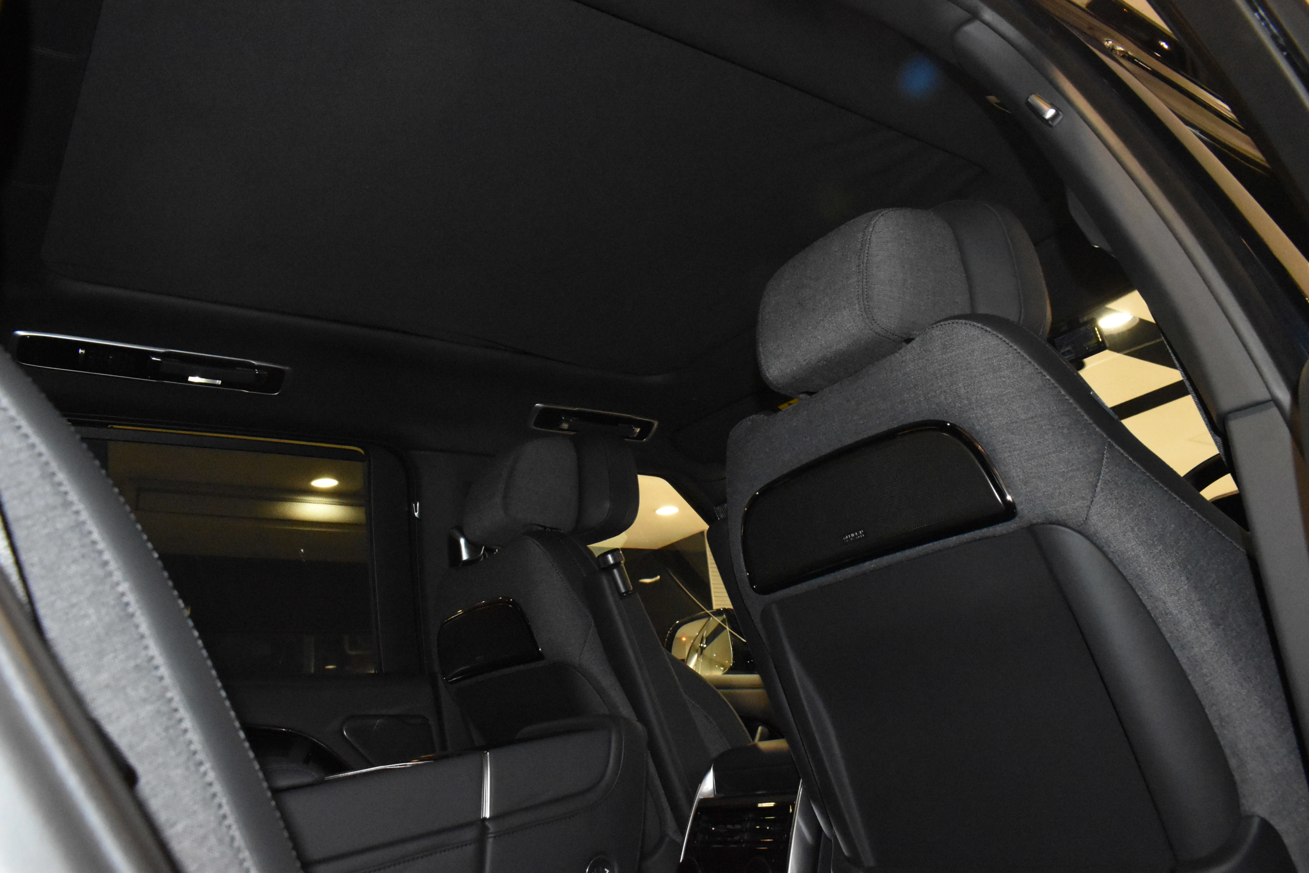 レンジローバー ＳＶ 615PS　コンステレーショングロスフィニッシュ（ＯＰカラー）　２３インチスタイル1075ＡＷ　ＳＶイントレビットエクステリアアクセント　ＳＶイントレビットエボニーセミアニリンレザーシート　フロントコンソール急速クーラーボックス　レーダー＆ドライブレコーダー