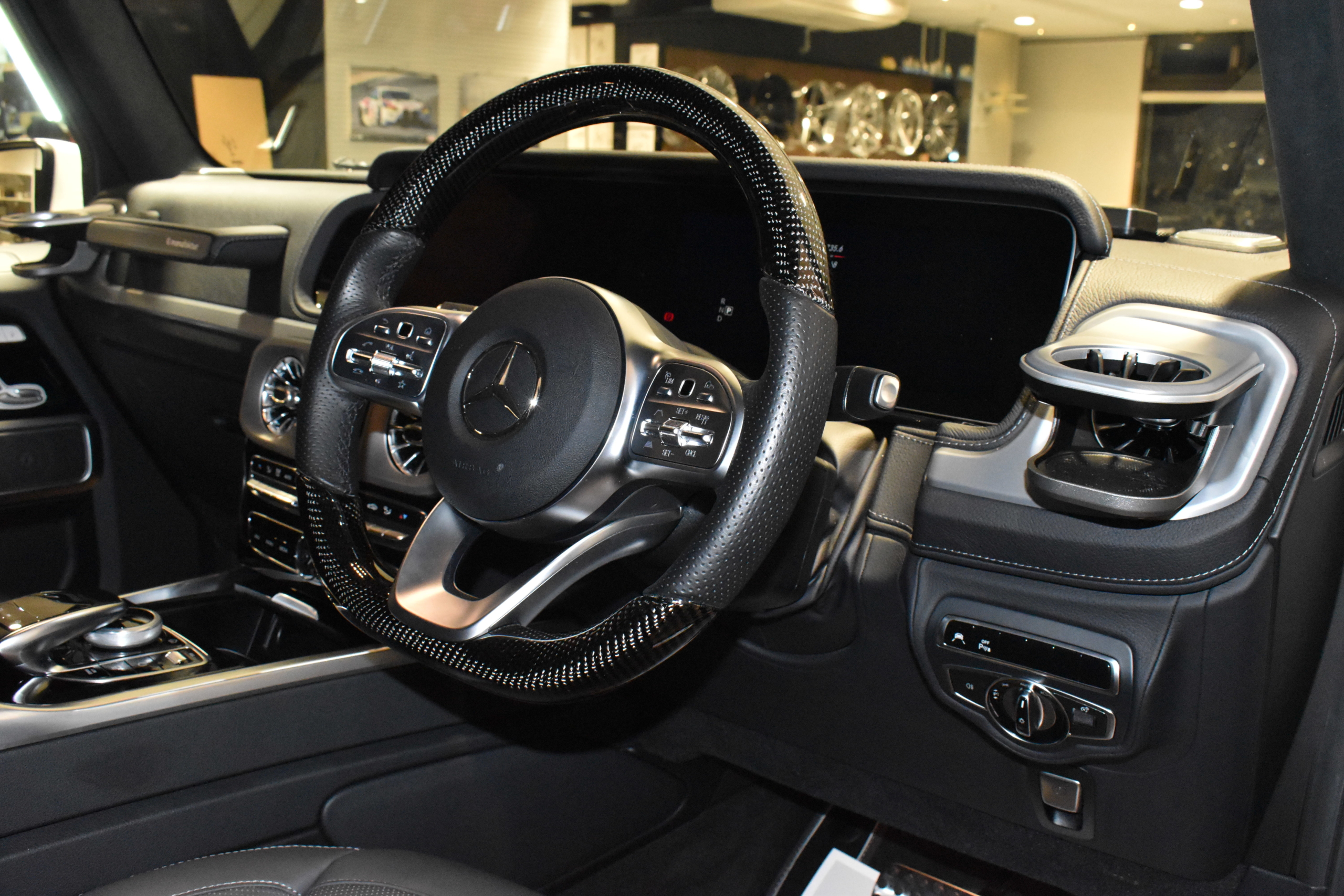 G400d　マヌファクトゥーアプログラム　G63仕様フロントマスク　BRABUSフロントリップ　BRABUSモノR22インチAW　アンビエントエアアウトレット　レーダー＆ドライブレコーダー