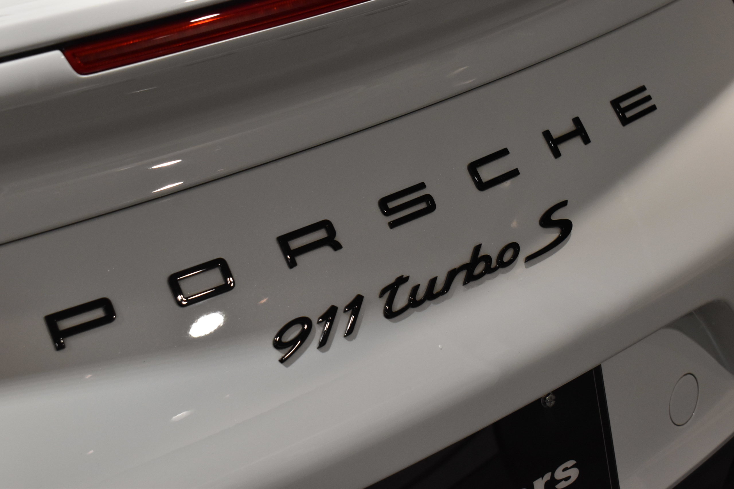 991.2 ターボS　キャララホワイトM　赤革（シートヒーター＆ベンチレーション）　左ハンドル　BOSE　ACC　PCCB　エントリーアンドドライブ　カーボンインテリア　レーダー