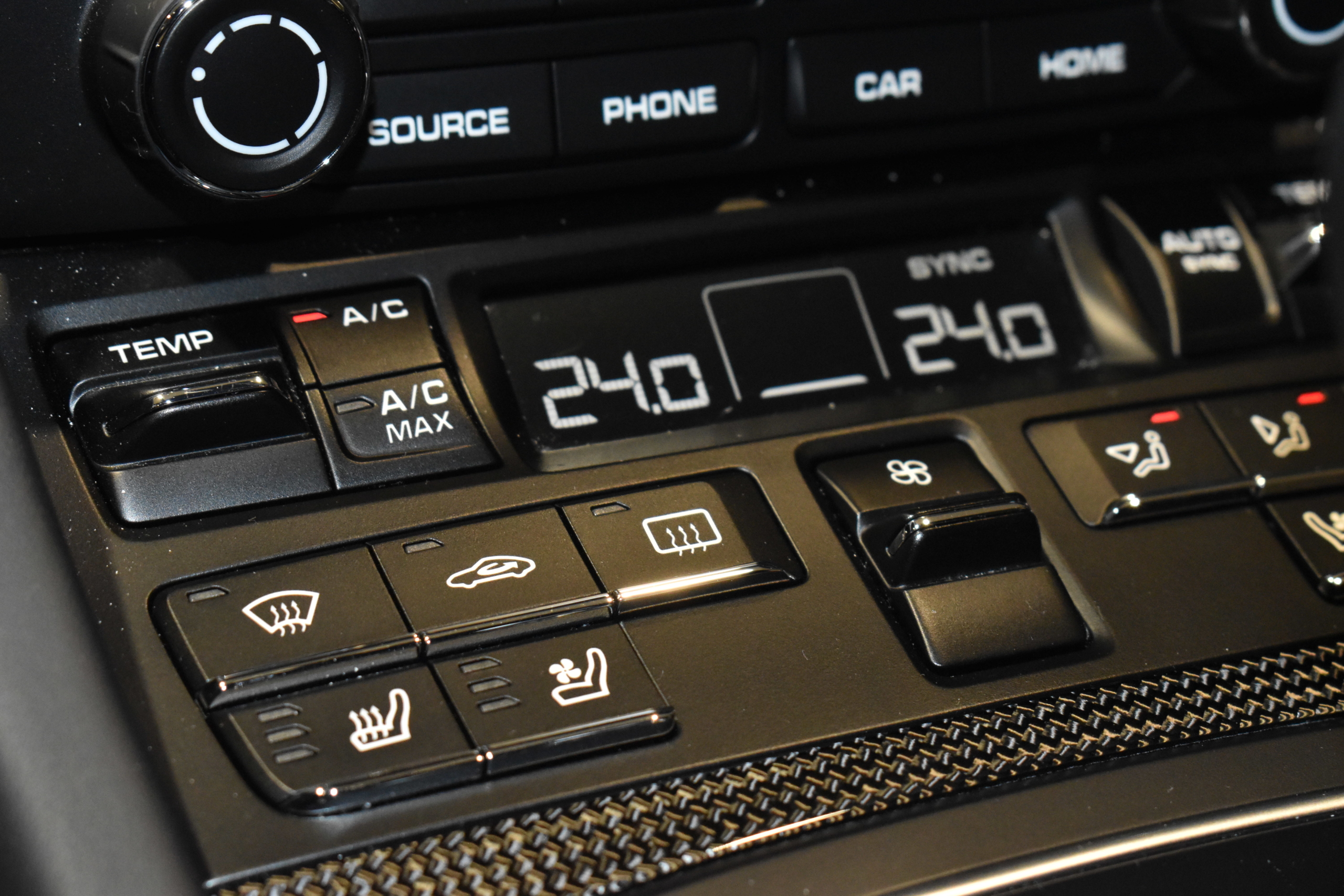 991.2 ターボS　キャララホワイトM　赤革（シートヒーター＆ベンチレーション）　左ハンドル　BOSE　ACC　PCCB　エントリーアンドドライブ　カーボンインテリア　レーダー