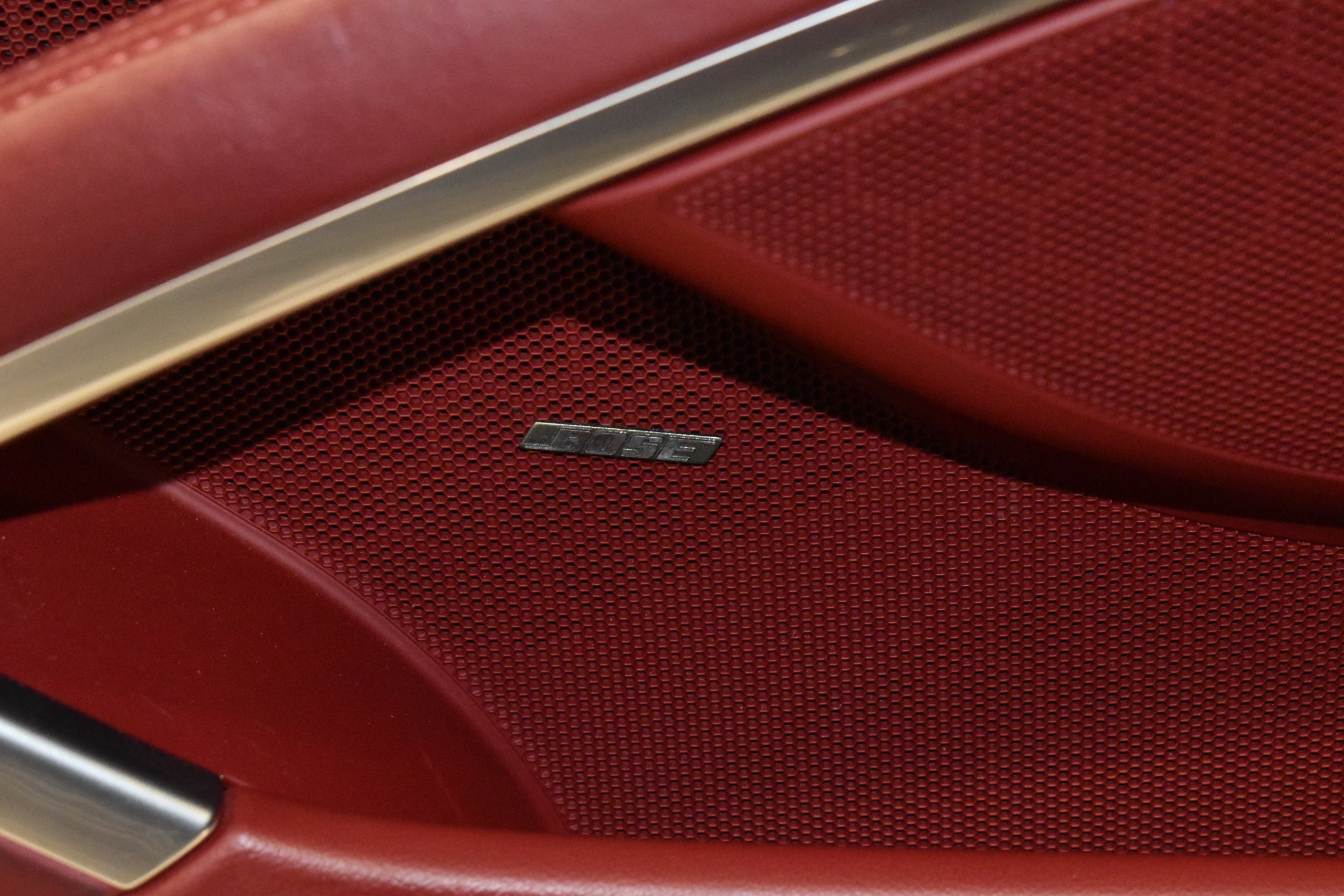 991.2 ターボS　キャララホワイトM　赤革（シートヒーター＆ベンチレーション）　左ハンドル　BOSE　ACC　PCCB　エントリーアンドドライブ　カーボンインテリア　レーダー