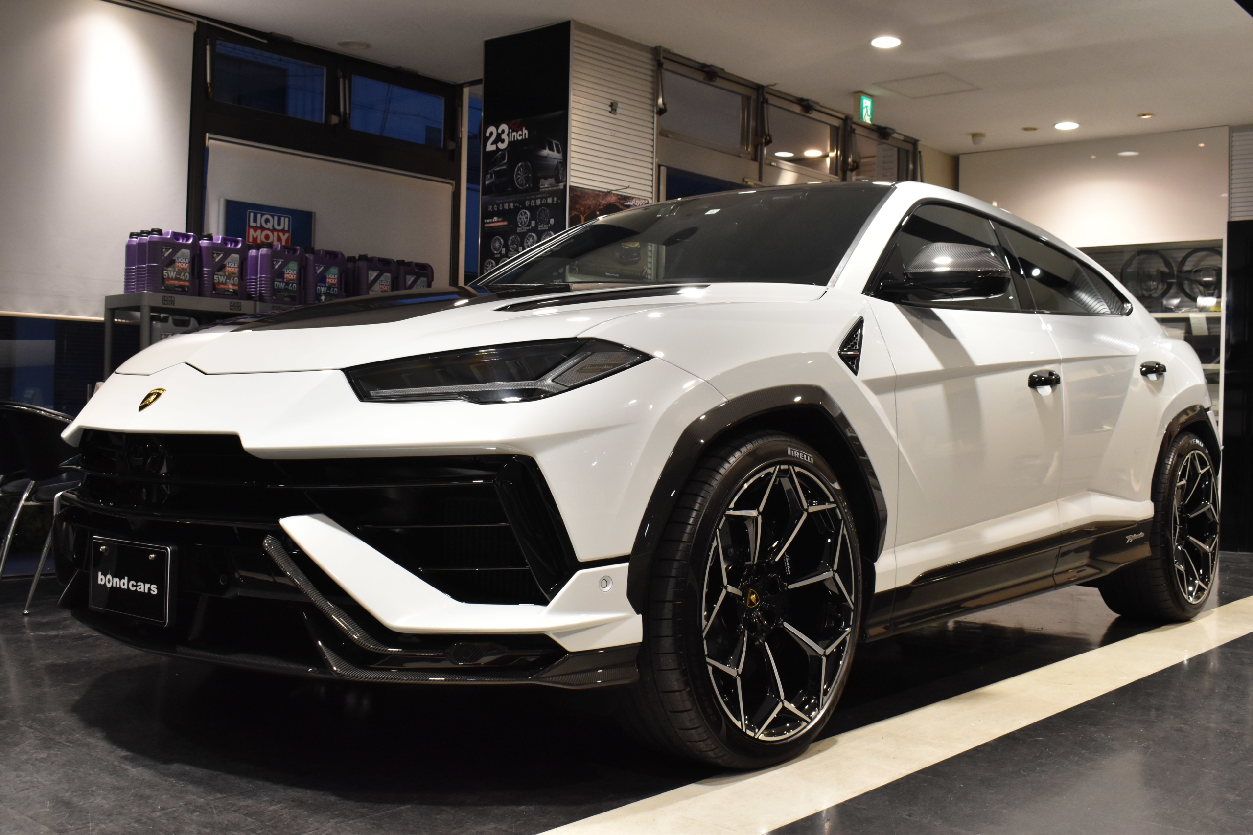 ランボルギーニ　ウルス　ペルフォルマンテ　カーボンエクステリアPKG　アクラポビッチ　ボンドカーズ　ボンド大阪　ボンドグループ