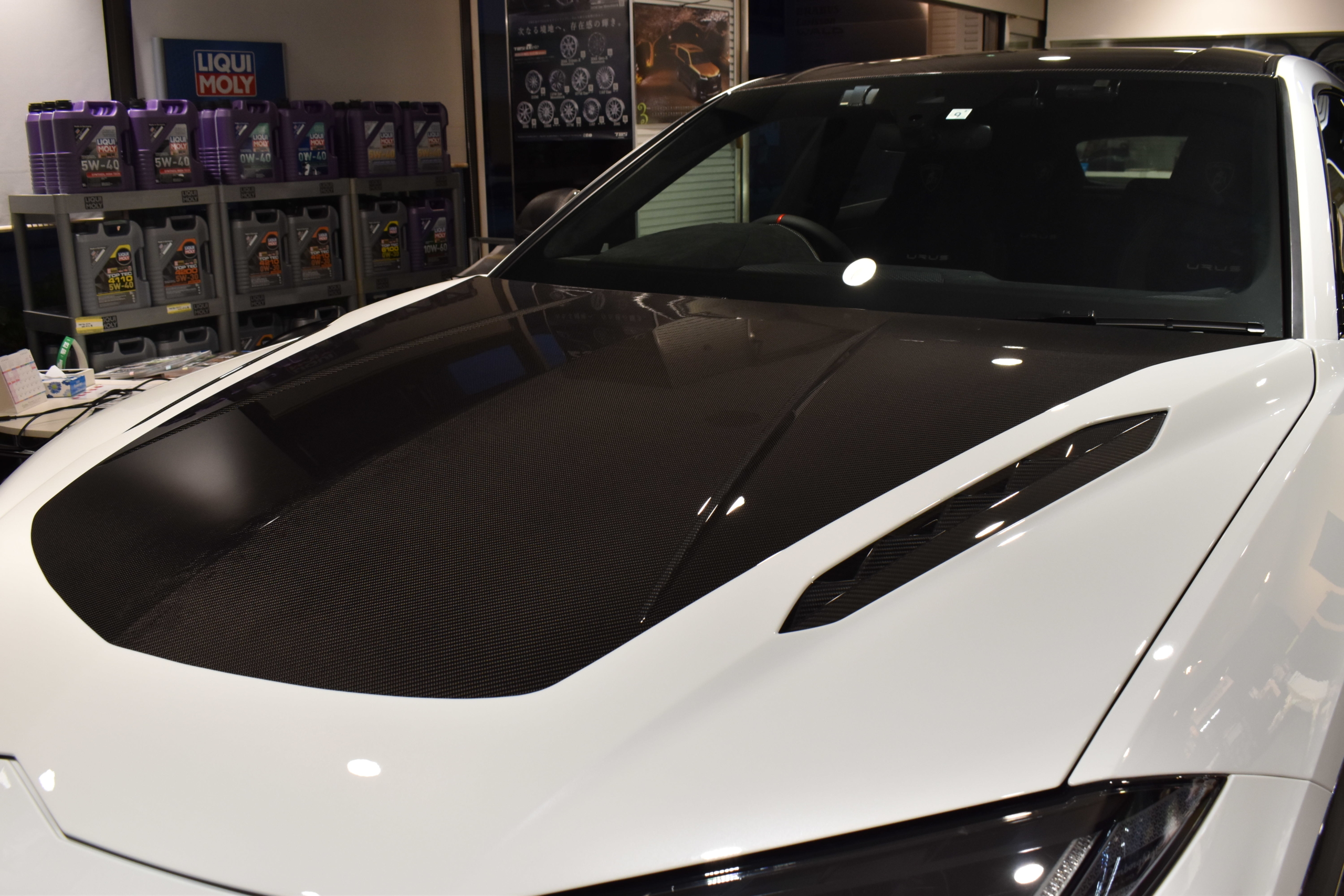 ランボルギーニ　ウルス　ペルフォルマンテ　カーボンエクステリアPKG　アクラポビッチ　ボンドカーズ　ボンド大阪　ボンドグループ