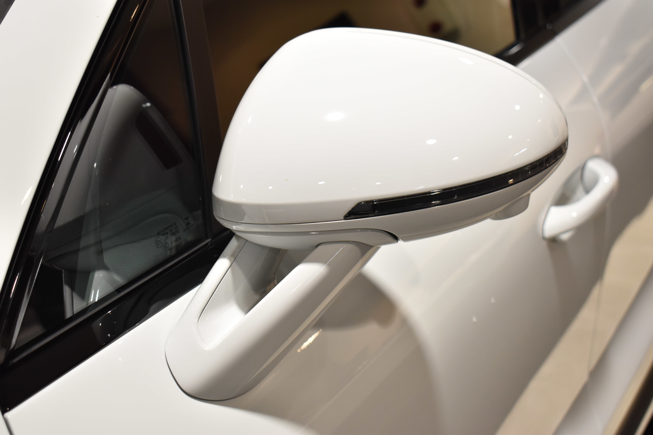 ポルシェ　マカンGTS　赤革シート　BOSEサウンドシステム　エアサス　パノラミックスライディングルーフ　スポーツクロノ　スポーツエギゾースト　ACC　３６０°カメラ　ドライブレコーダー