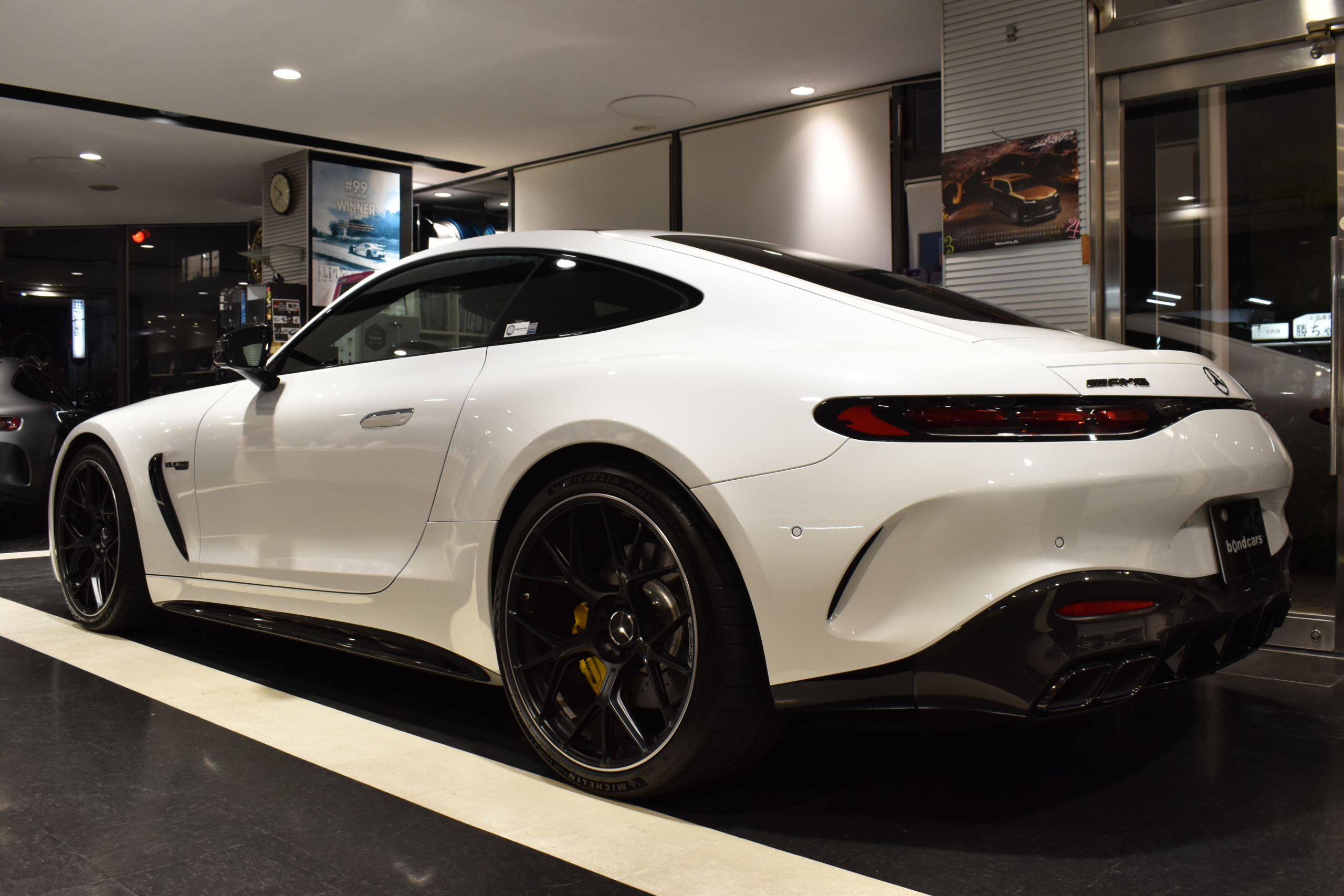 ＡＭＧ　ＧＴ６３　４Ｍ　クーペ　オパリスホワイト　パノラミックルーフ　ブルメスターハイエンドサウンドシステム　可倒式リアシート　AMGパフォーマンスパッケージ　AMGカーボンパッケージ