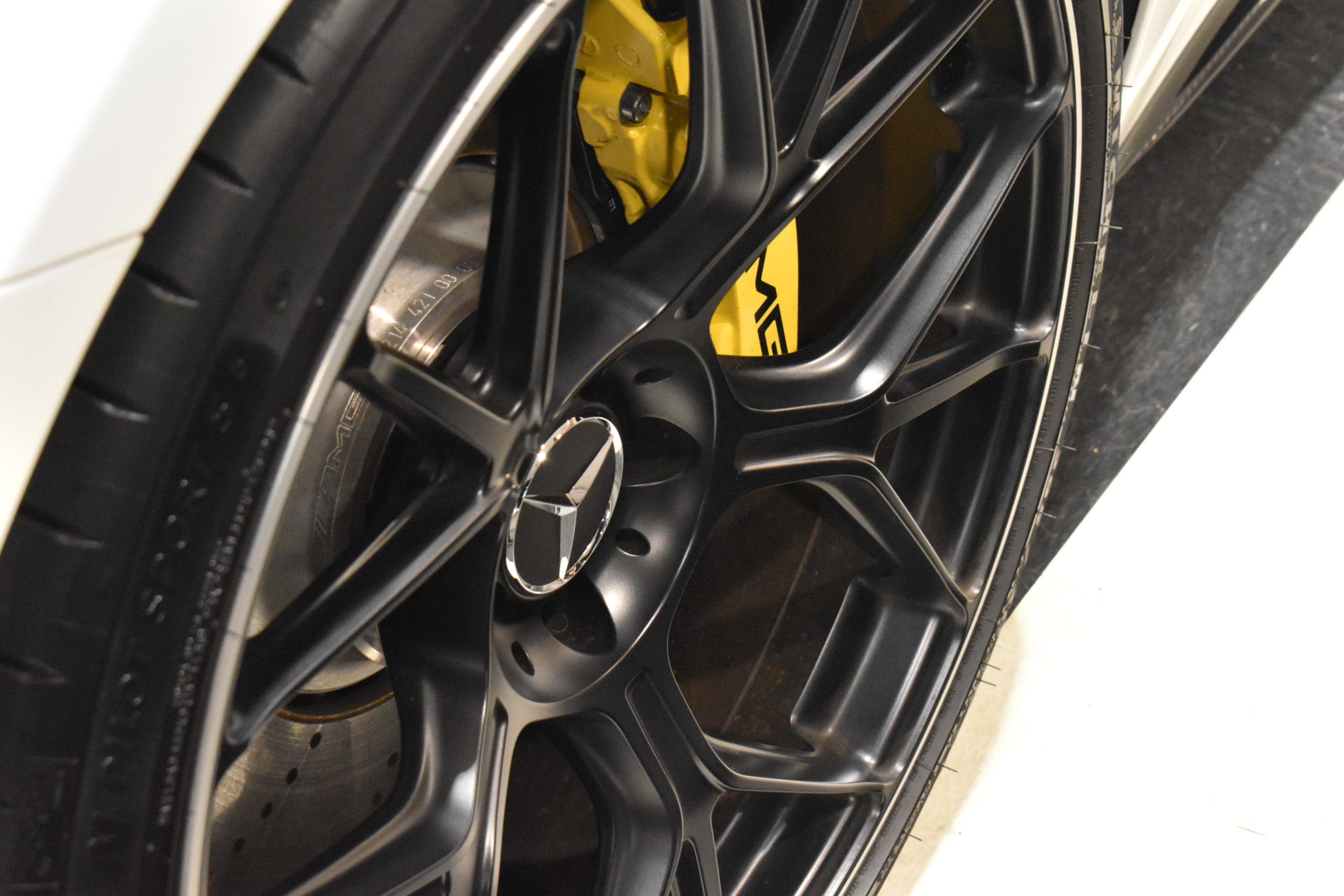 ＡＭＧ　ＧＴ６３　４Ｍ　クーペ　オパリスホワイト　パノラミックルーフ　ブルメスターハイエンドサウンドシステム　可倒式リアシート　AMGパフォーマンスパッケージ　AMGカーボンパッケージ