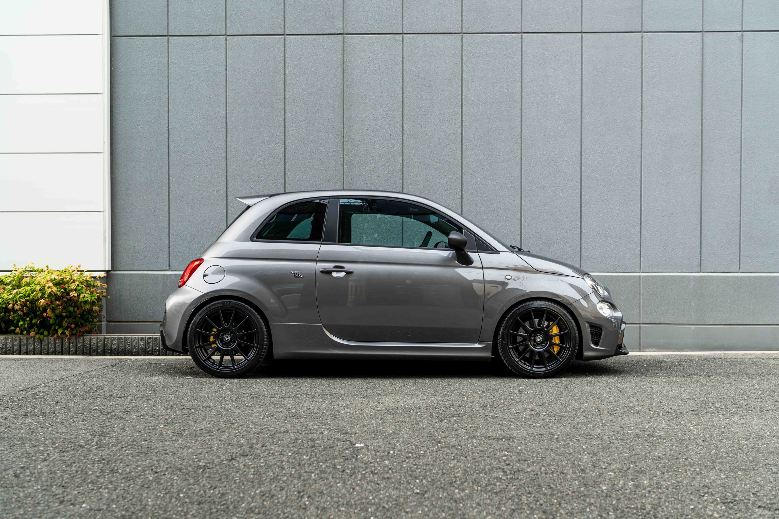 アバルト　695　ＫＷ　車高調　カーボン　エアロ　カスタム
