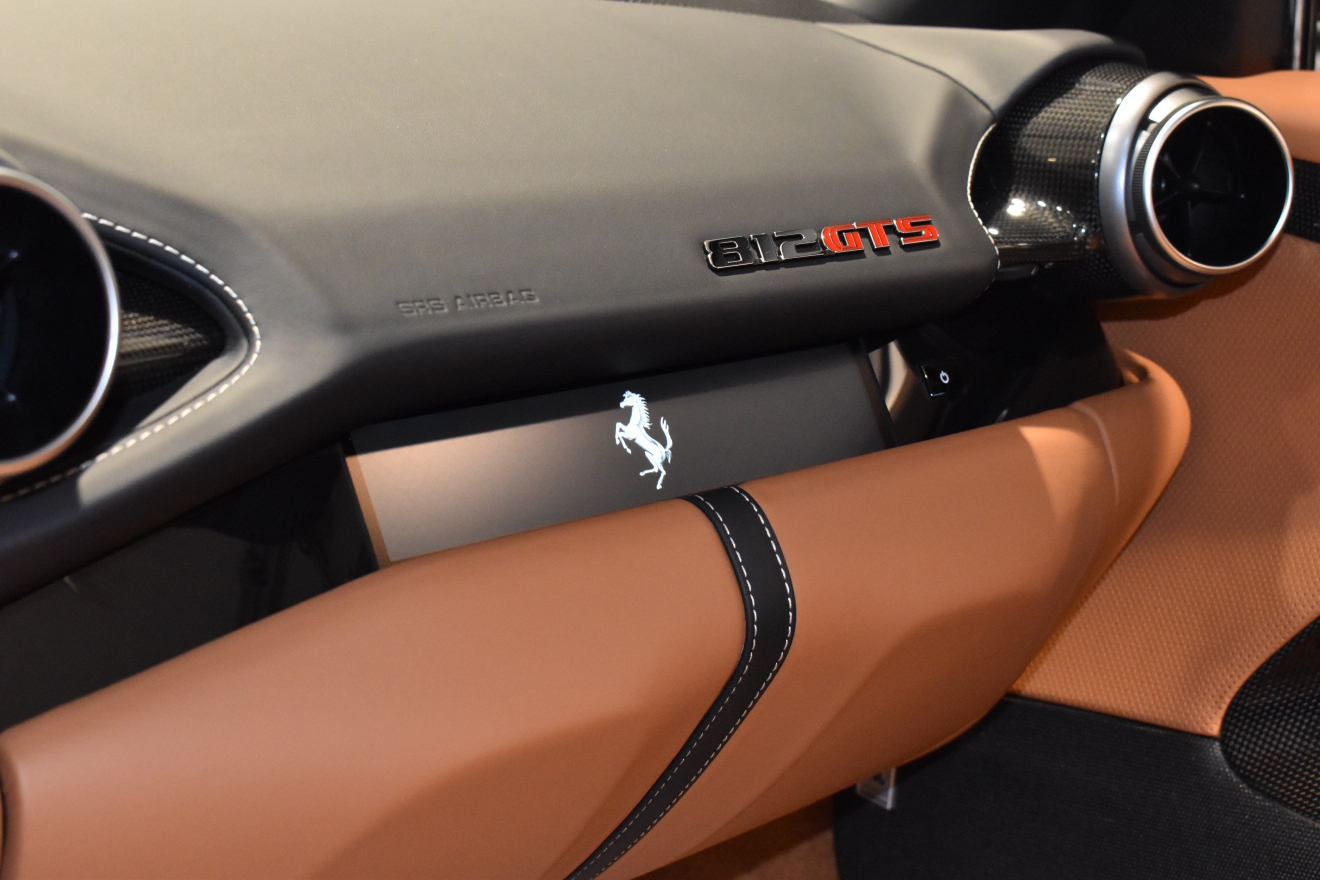フェラーリ　812GTS　V12　左ハンドル　新着入庫車両　ボンド大阪　ボンドカーズ