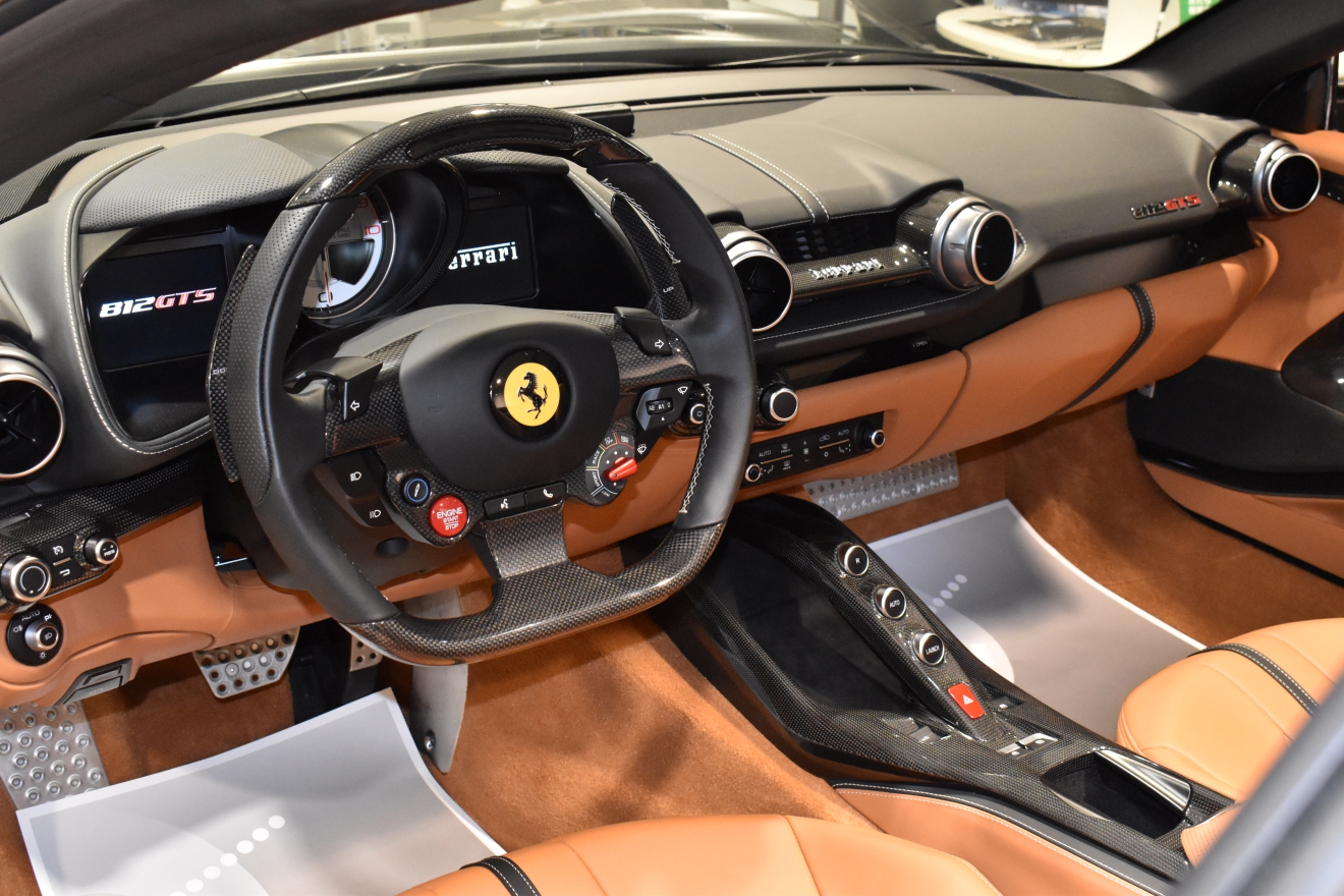フェラーリ　812GTS　V12　左ハンドル　新着入庫車両　ボンド大阪　ボンドカーズ