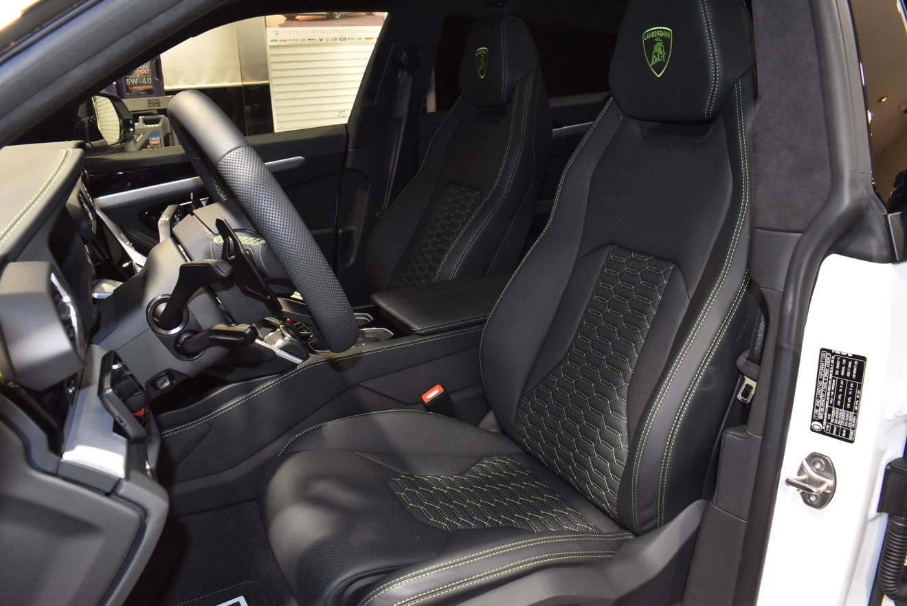 ランボルギーニ　ウルス　左ハンドル　V8　ビアンコモノセレス　新着入庫車両　ボンド大阪　ボンドカーズ