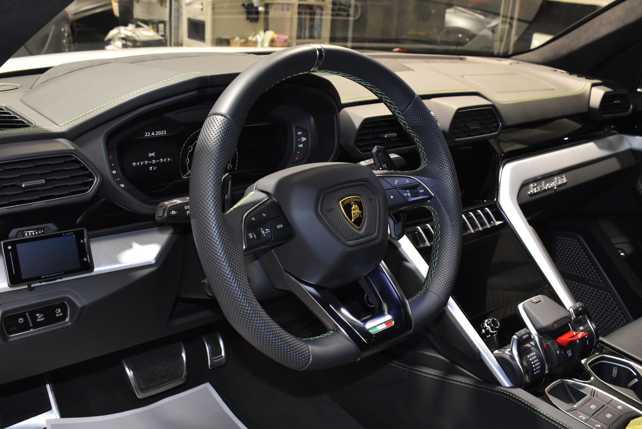 ランボルギーニ　ウルス　左ハンドル　V8　ビアンコモノセレス　新着入庫車両　ボンド大阪　ボンドカーズ