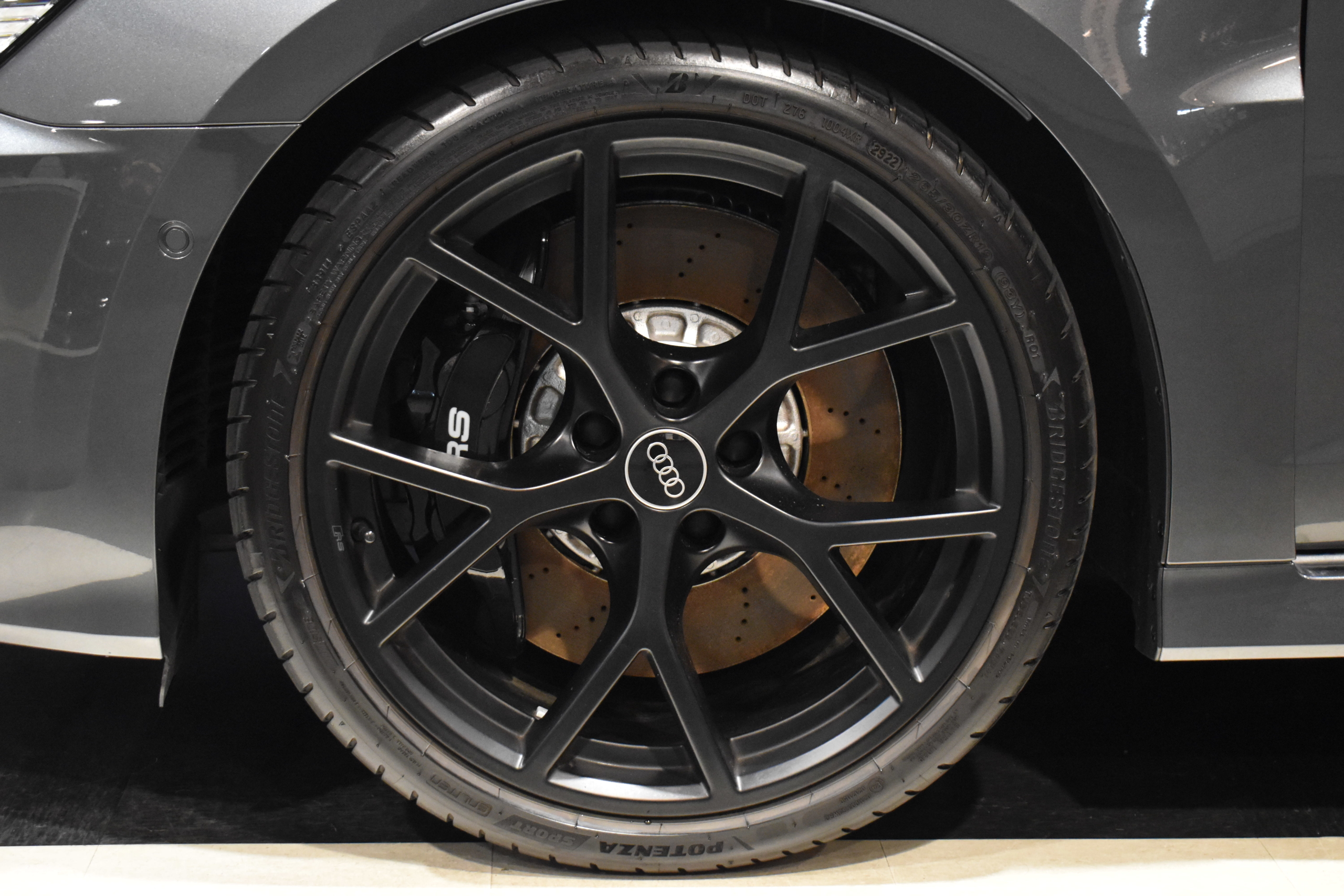 ＡＵＤＩ　ＲＳ３　スポーツバック　ダンピングコントロールサスペンション　ブラックスタイリングPKG　Bang＆Olufsen　RSスポーツエグゾースト　ファインナッパーレザーハニカムステッチ