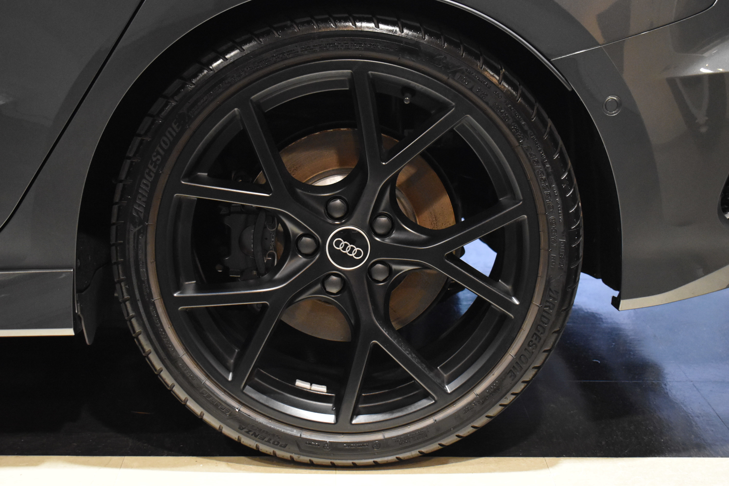 ＡＵＤＩ　ＲＳ３　スポーツバック　ダンピングコントロールサスペンション　ブラックスタイリングPKG　Bang＆Olufsen　RSスポーツエグゾースト　ファインナッパーレザーハニカムステッチ