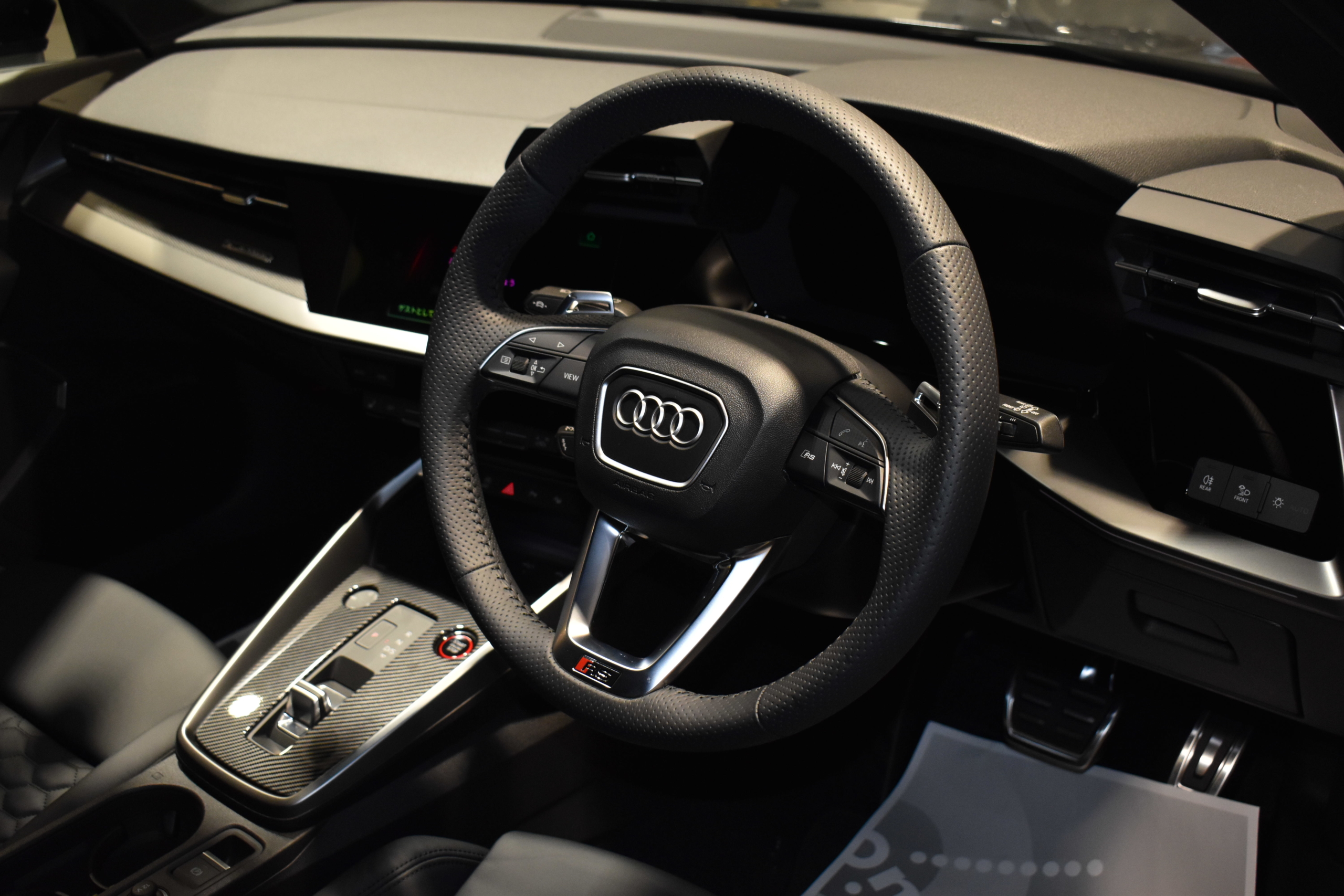 ＡＵＤＩ　ＲＳ３　スポーツバック　ダンピングコントロールサスペンション　ブラックスタイリングPKG　Bang＆Olufsen　RSスポーツエグゾースト　ファインナッパーレザーハニカムステッチ
