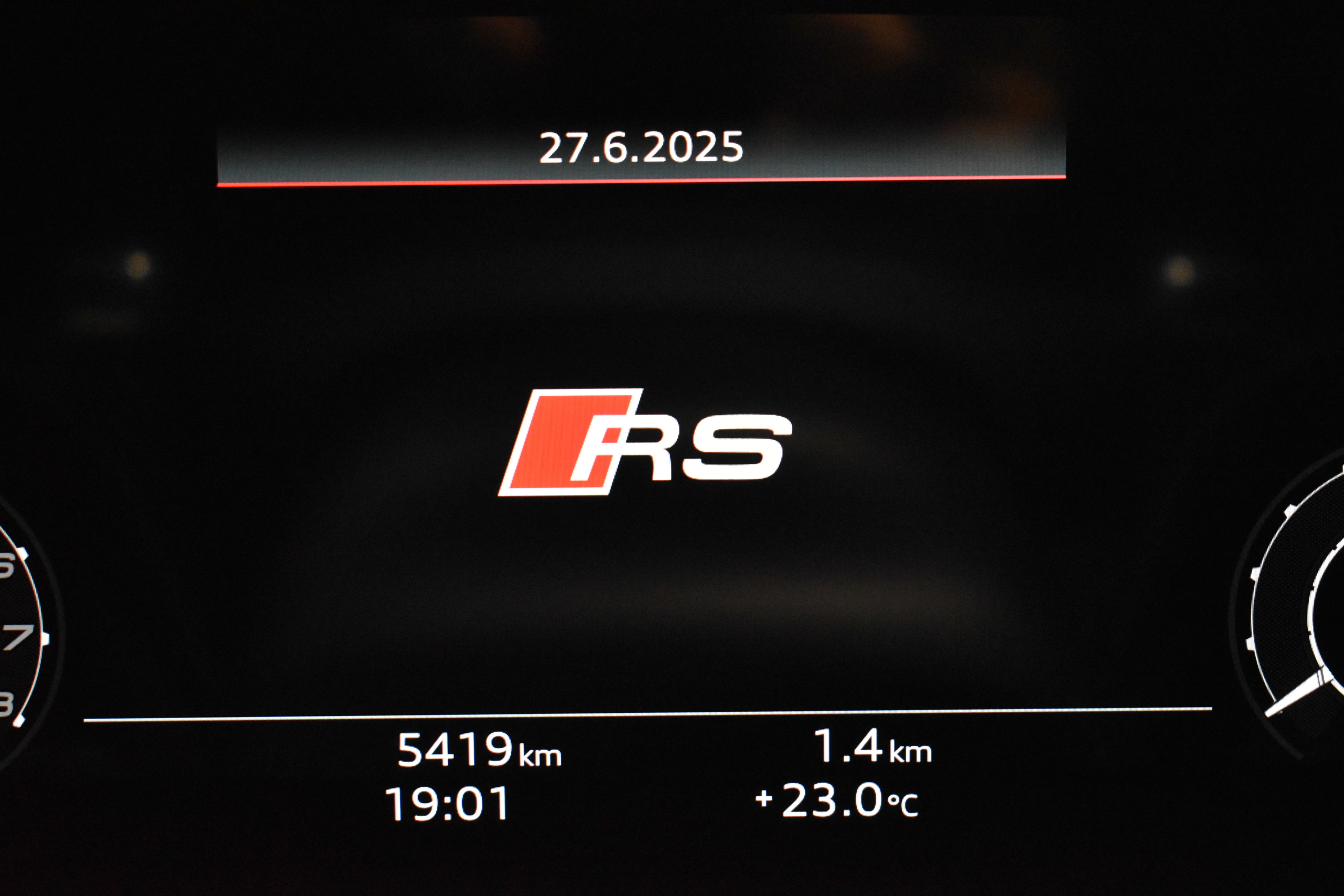 ＡＵＤＩ　ＲＳ３　スポーツバック　ダンピングコントロールサスペンション　ブラックスタイリングPKG　Bang＆Olufsen　RSスポーツエグゾースト　ファインナッパーレザーハニカムステッチ