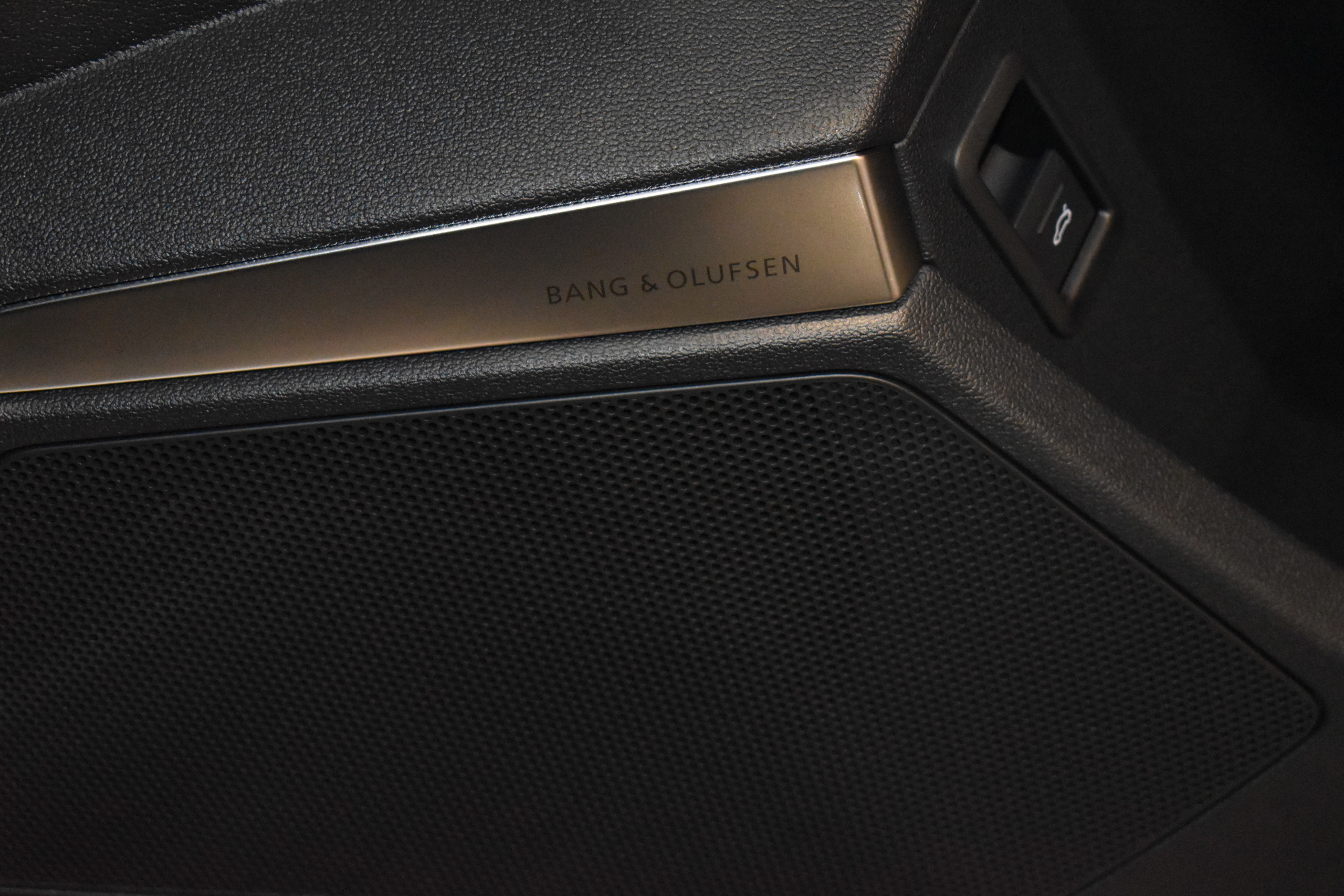 ＡＵＤＩ　ＲＳ３　スポーツバック　ダンピングコントロールサスペンション　ブラックスタイリングPKG　Bang＆Olufsen　RSスポーツエグゾースト　ファインナッパーレザーハニカムステッチ