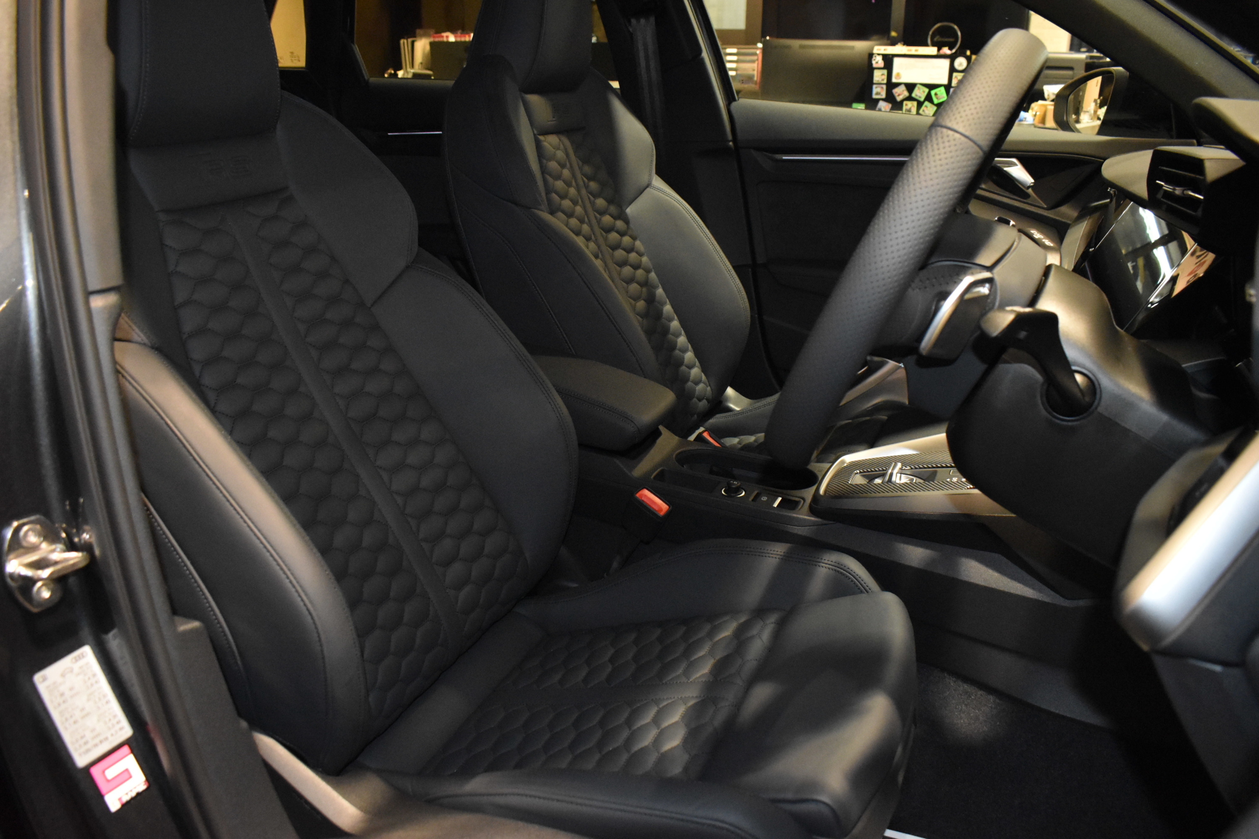 ＡＵＤＩ　ＲＳ３　スポーツバック　ダンピングコントロールサスペンション　ブラックスタイリングPKG　Bang＆Olufsen　RSスポーツエグゾースト　ファインナッパーレザーハニカムステッチ