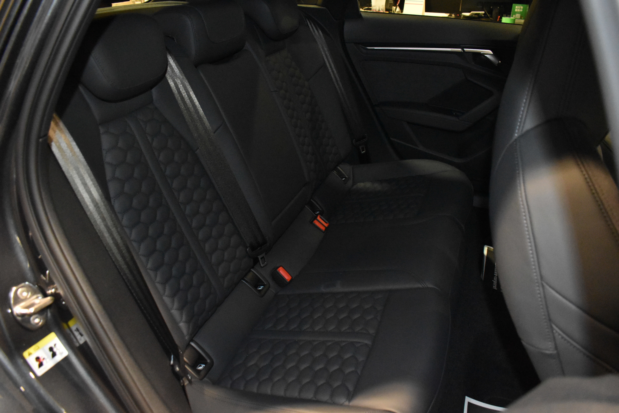 ＡＵＤＩ　ＲＳ３　スポーツバック　ダンピングコントロールサスペンション　ブラックスタイリングPKG　Bang＆Olufsen　RSスポーツエグゾースト　ファインナッパーレザーハニカムステッチ