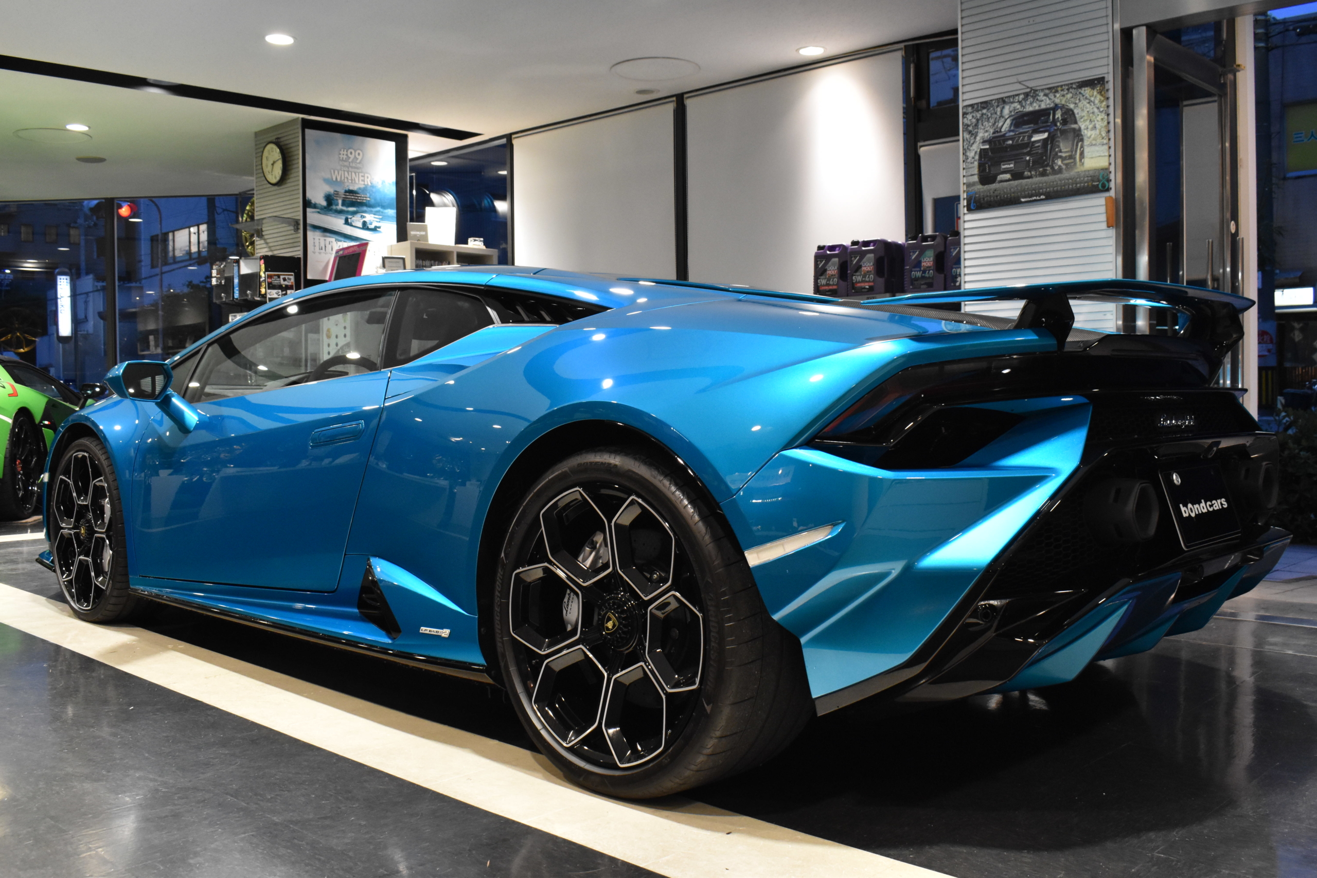 LAMBORGHINI　HURACAN　TECNICA　ボディフルプロテクションフィルム　デジタルインナーミラー　OPカラーBluUranus　スタイルパック　ダーククローム＆カーボンツイルパック　リアバンパーシャイニーブラック　ディフューザーボディカラー　リアカーボンボンネット　DAMISO ダイヤモンドカット20インチホイール　Sensonumサウンド　スポーツシート