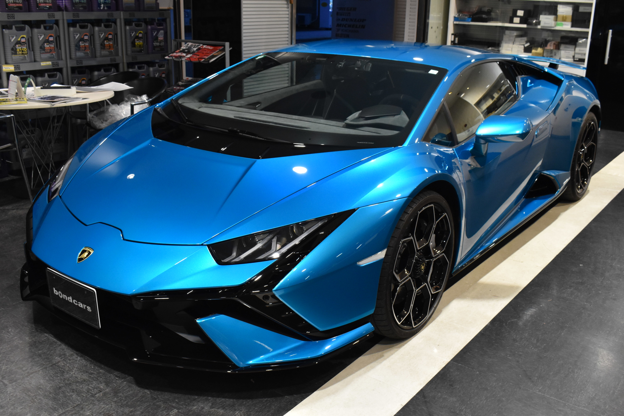 LAMBORGHINI　HURACAN　TECNICA　ボディフルプロテクションフィルム　デジタルインナーミラー　OPカラーBluUranus　スタイルパック　ダーククローム＆カーボンツイルパック　リアバンパーシャイニーブラック　ディフューザーボディカラー　リアカーボンボンネット　DAMISO ダイヤモンドカット20インチホイール　Sensonumサウンド　スポーツシート