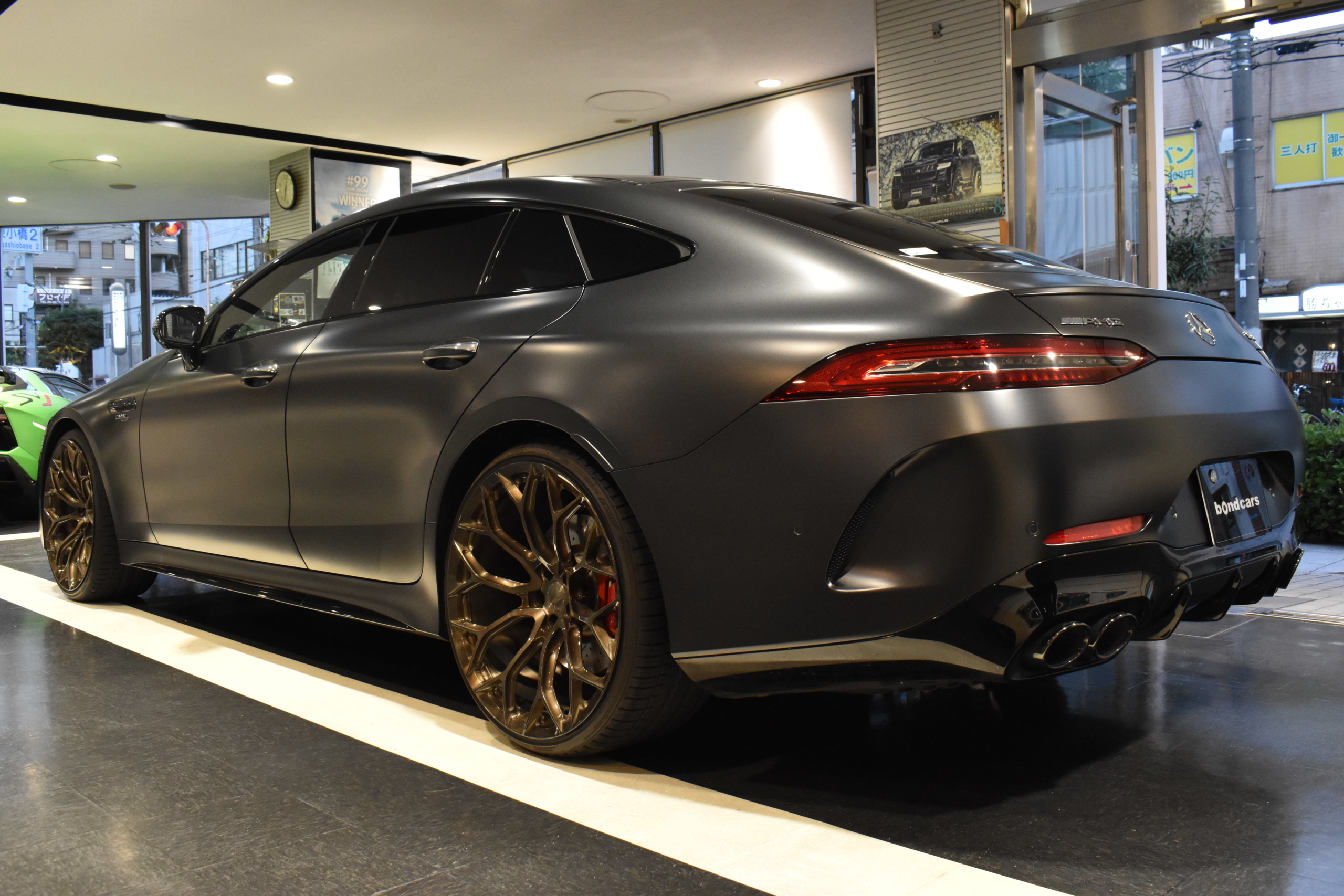 メルセデスAMG　GT53４ドアクーペ　グラファイトグレーマグノ　ナッパフルレザー/レッド　パノラミックルーフ　AMGダイナミックパッケージ 　BCフォージド22インチホイール+ロワリングKIT