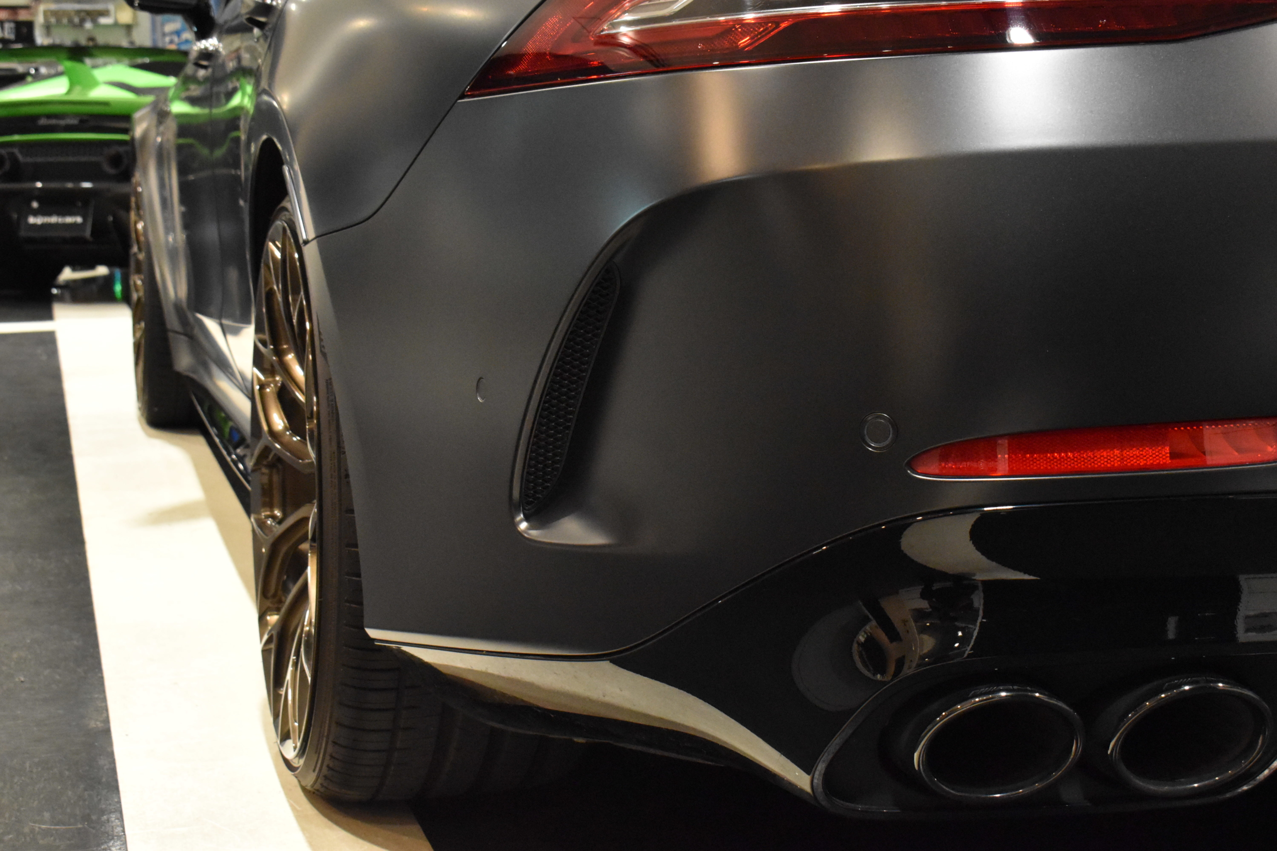 メルセデスAMG　GT53４ドアクーペ　グラファイトグレーマグノ　ナッパフルレザー/レッド　パノラミックルーフ　AMGダイナミックパッケージ 　BCフォージド22インチホイール+ロワリングKIT