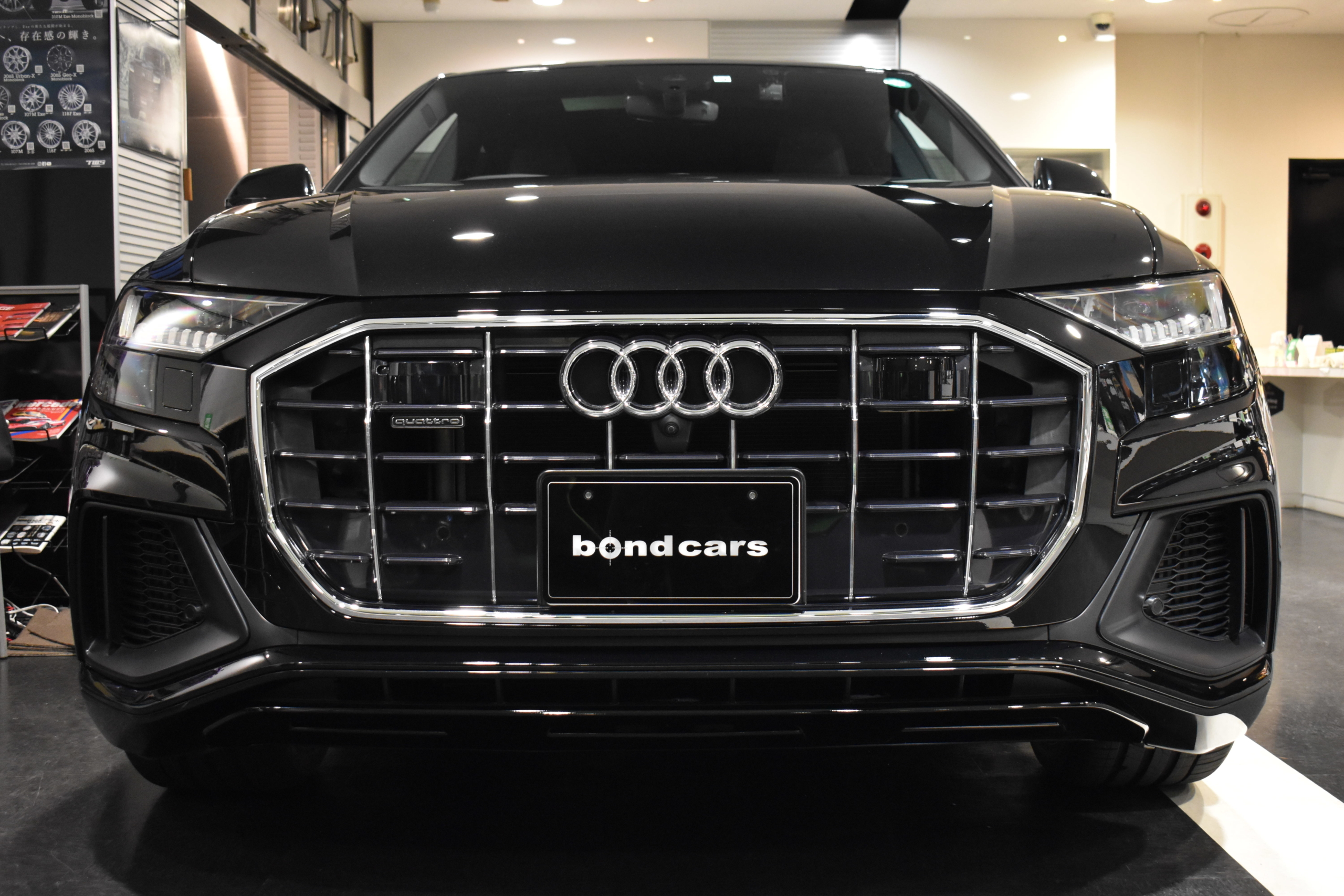 Audi Q8 55TFSI quattro Slineプラスパッケージ　コンフォートアシスタンスパッケージ　パノラマサンルーフ　レッドキャリパー　各部ブラックアウト