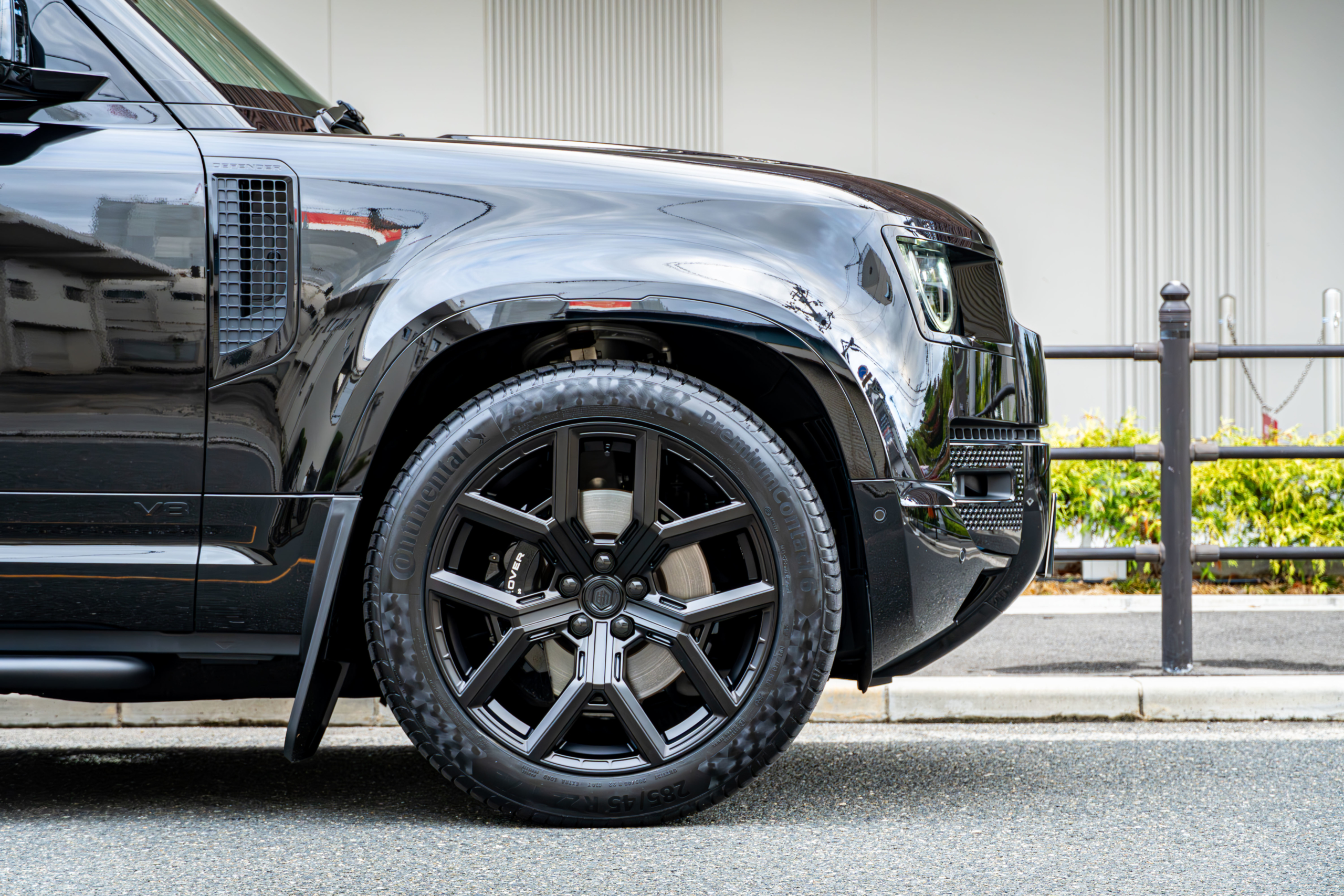 LAND ROVER DEFENDER 110×URBAN AUTOMOTIVE ボンド大阪
