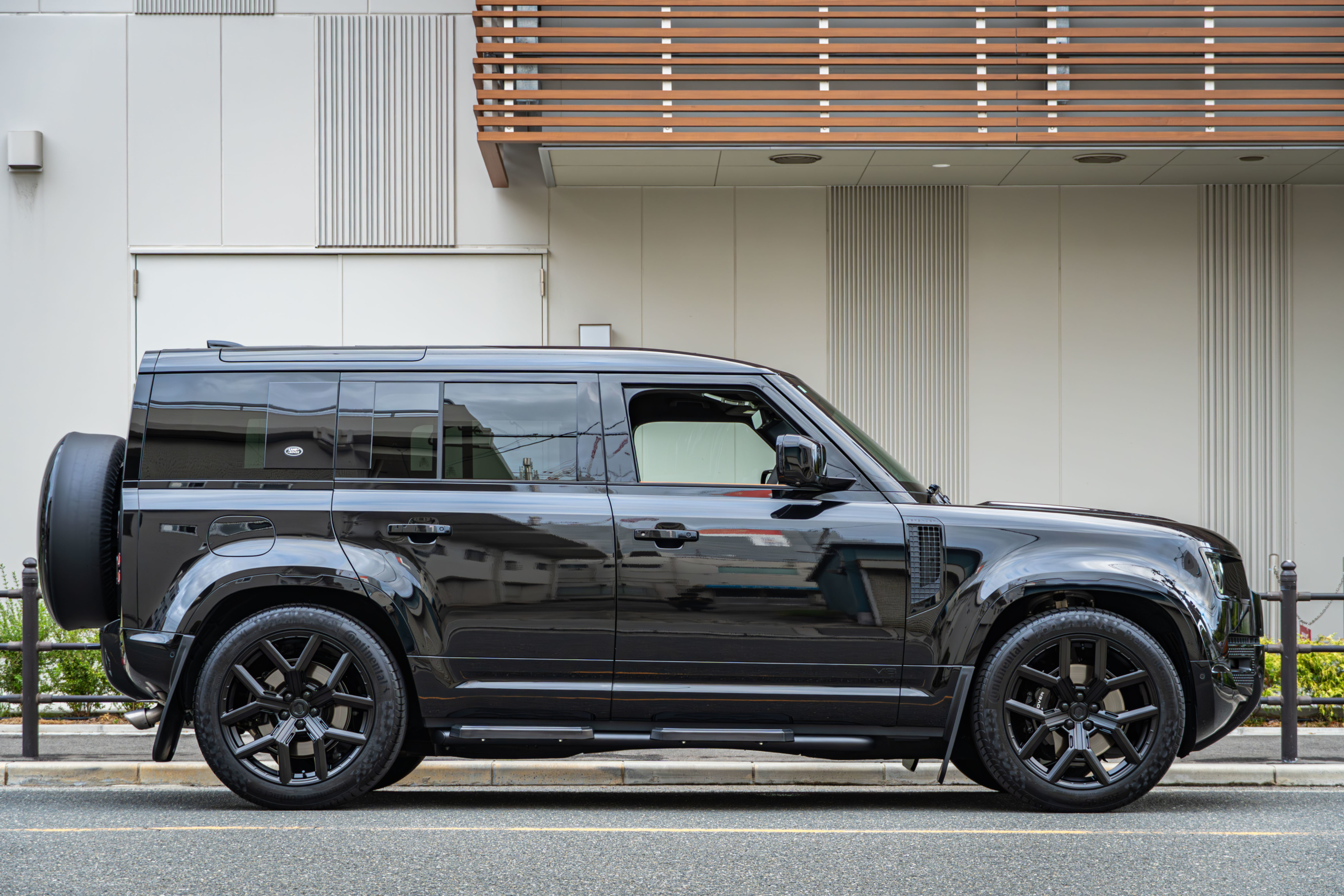 LAND ROVER DEFENDER 110×URBAN AUTOMOTIVE ボンド大阪