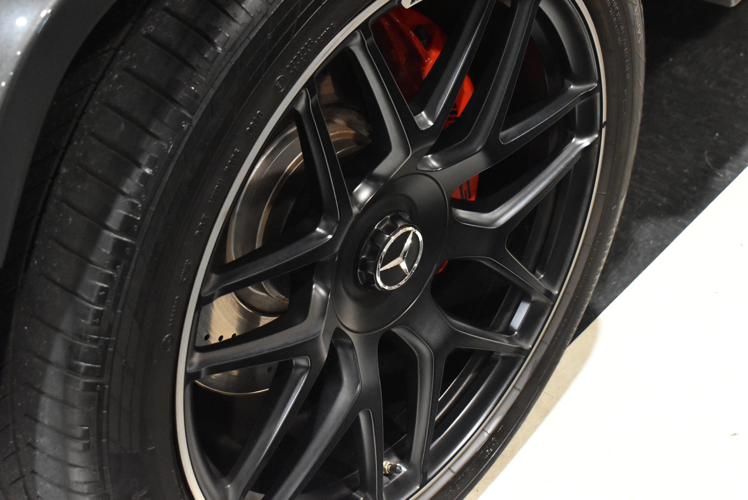 AMGレザーエクスクルーシブパッケージ AMG 22incAW 電動サイドステップ ナイトパッケージ仕様 各部ブラックアウト イージーエントリー(4ドア) デジタルインナーミラー ヒッチメンバー ダウンサス アンビエントエアアウトレット