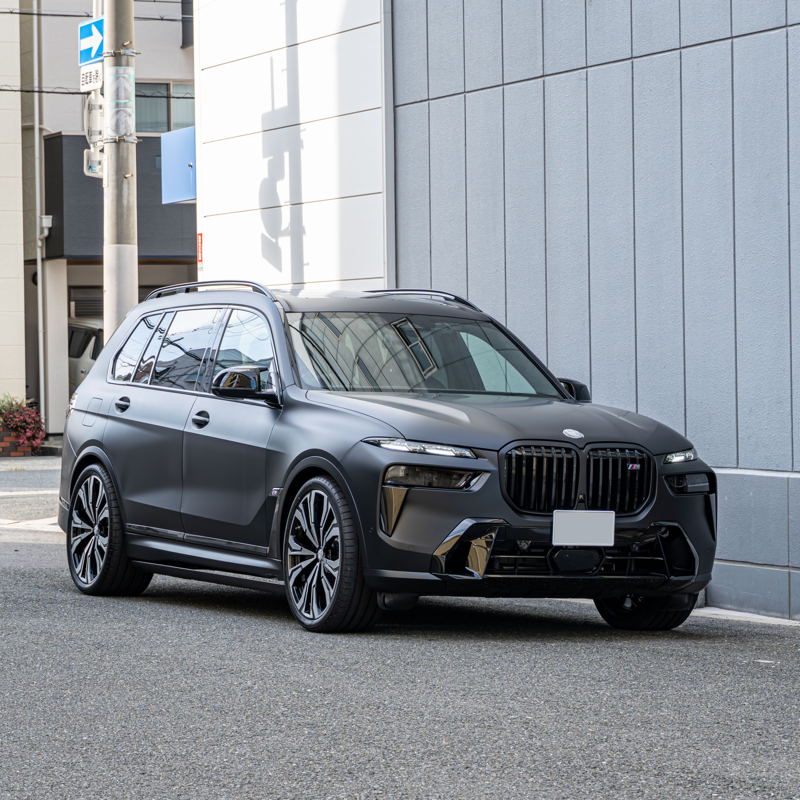BMW G07 X7 M60i BLACK-α ×電動サイドステップ・ロワリングモジュール・スペーサー・フィルム 　ボンド大阪