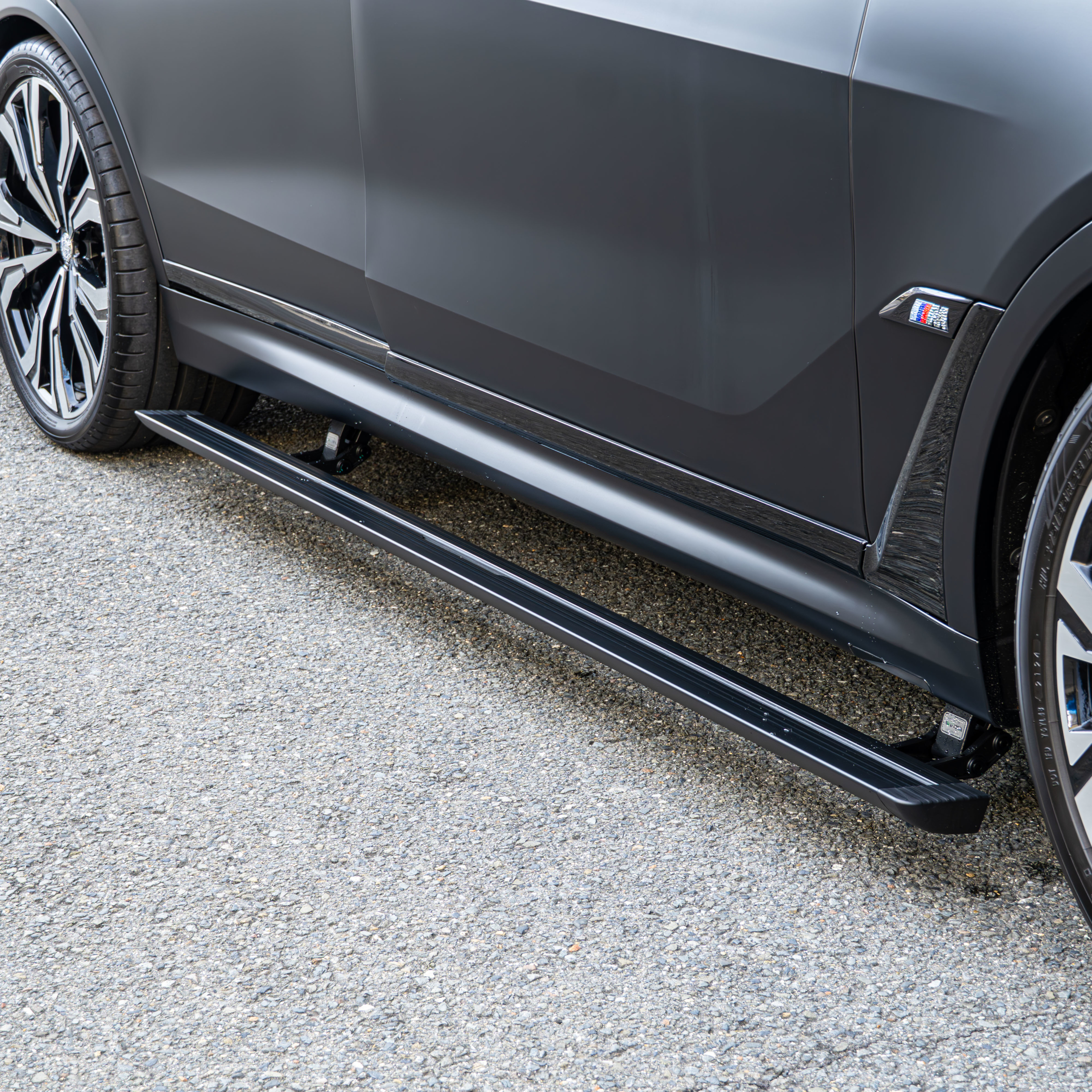BMW G07 X7 M60i BLACK-α ×電動サイドステップ・ロワリングモジュール・スペーサー・フィルム 　ボンド大阪