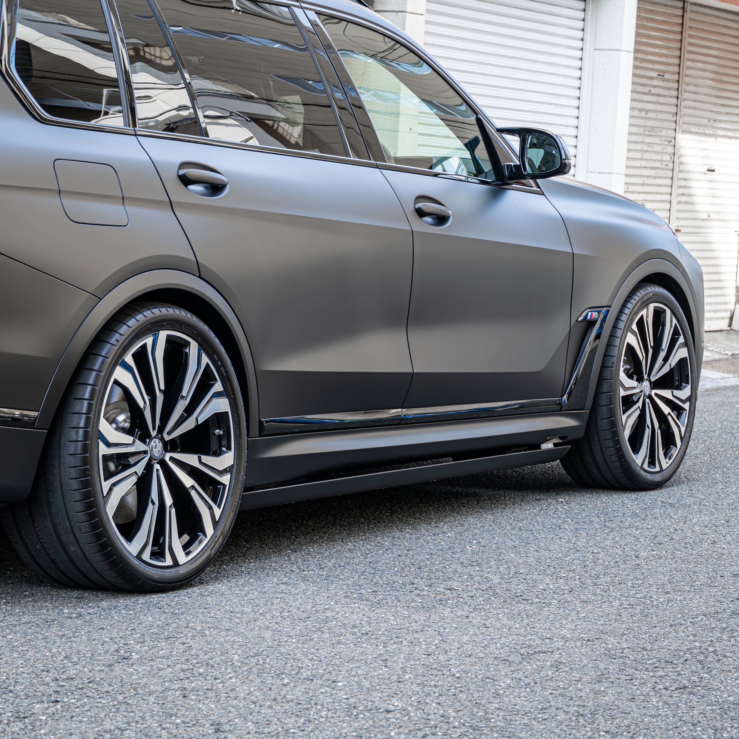 BMW G07 X7 M60i BLACK-α ×電動サイドステップ・ロワリングモジュール・スペーサー・フィルム 　ボンド大阪