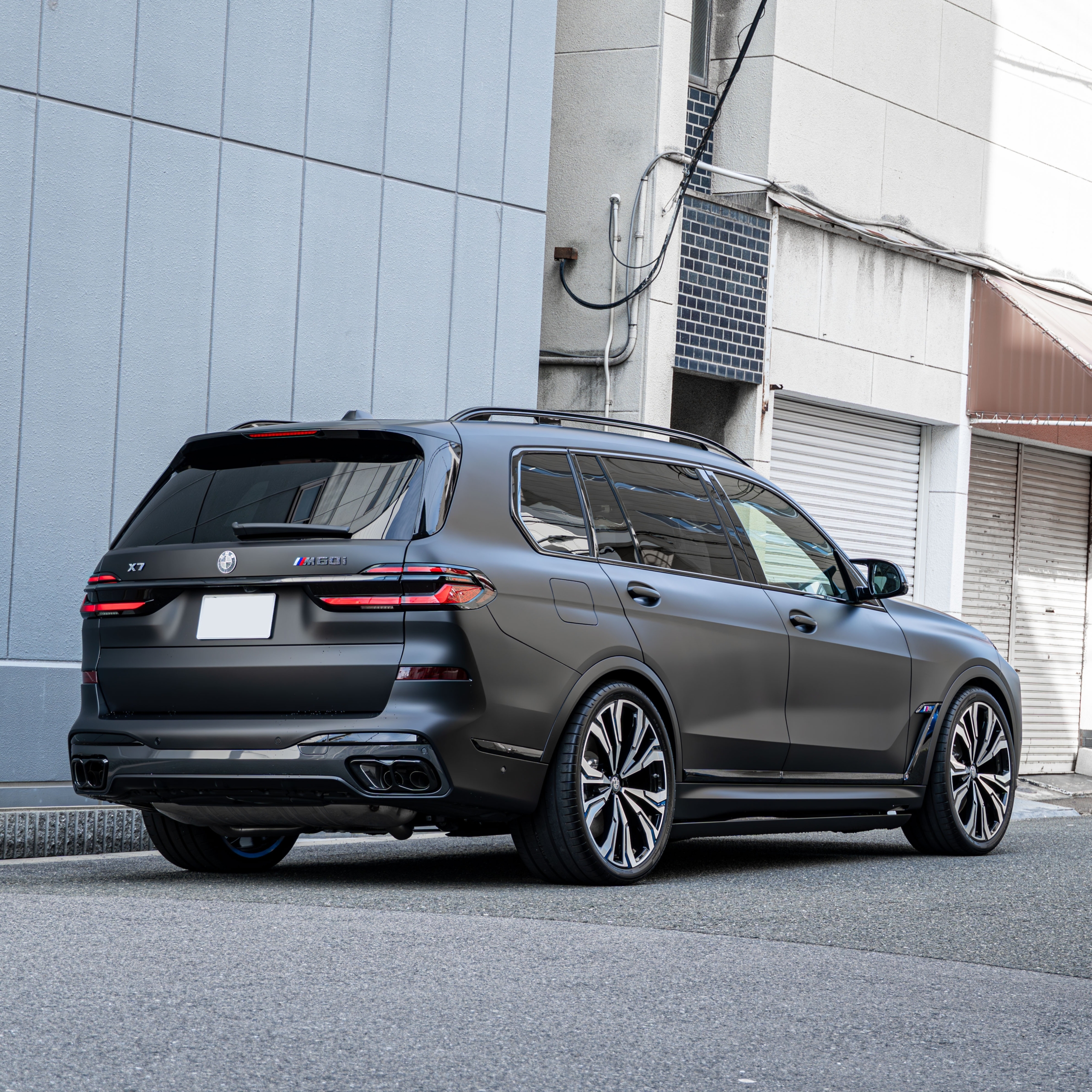 BMW G07 X7 M60i BLACK-α ×電動サイドステップ・ロワリングモジュール・スペーサー・フィルム 　ボンド大阪