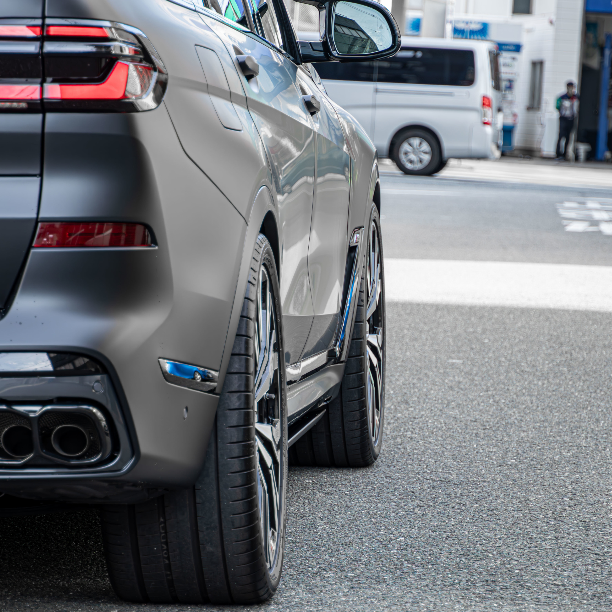 BMW G07 X7 M60i BLACK-α ×電動サイドステップ・ロワリングモジュール・スペーサー・フィルム 　ボンド大阪