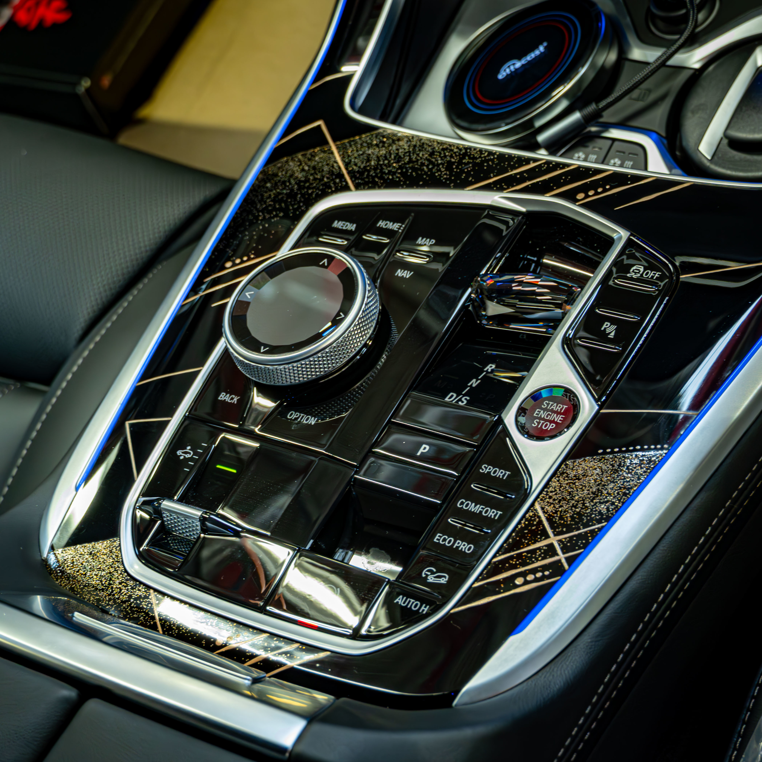 BMW G07 X7 M60i BLACK-α ×電動サイドステップ・ロワリングモジュール・スペーサー・フィルム 　ボンド大阪