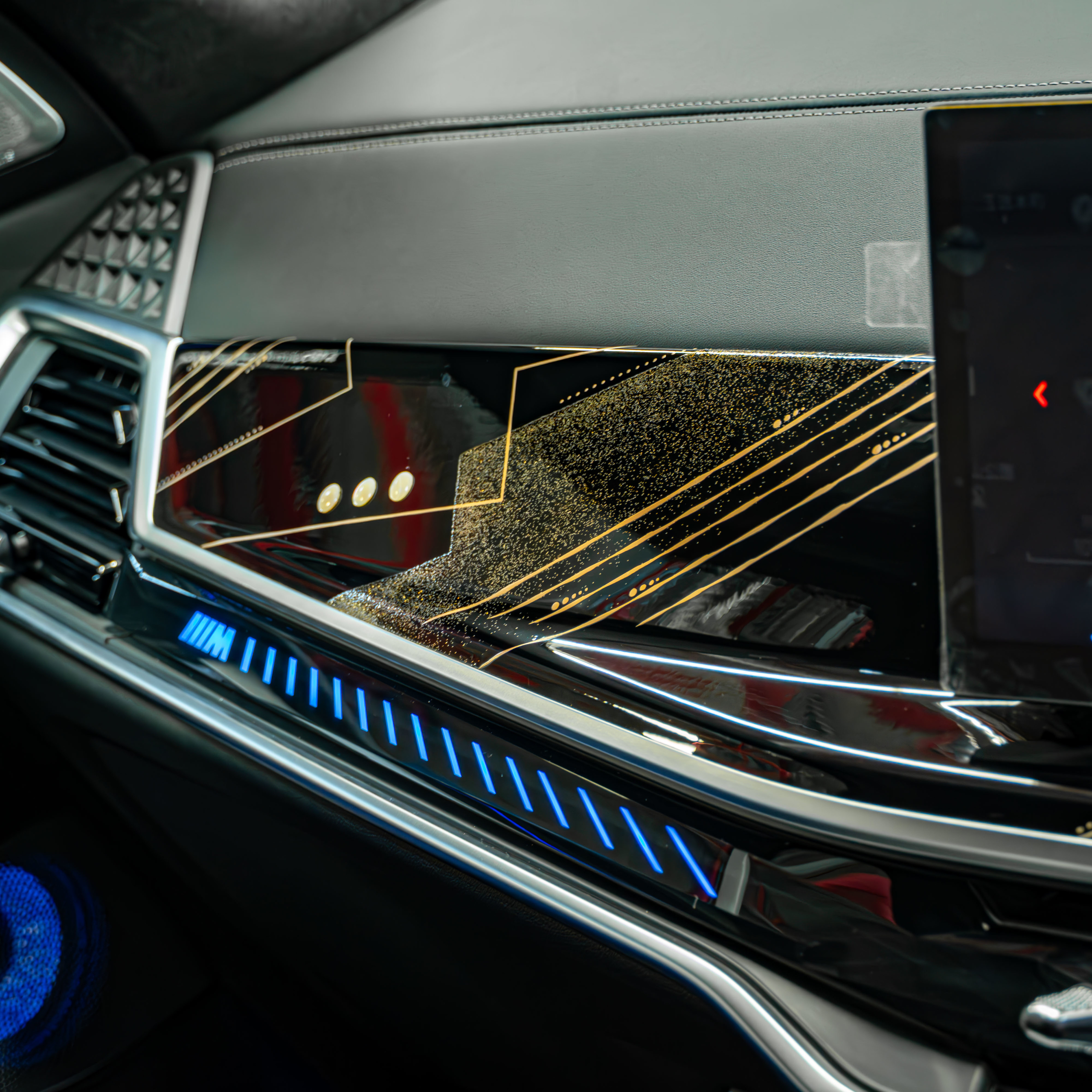 BMW G07 X7 M60i BLACK-α ×電動サイドステップ・ロワリングモジュール・スペーサー・フィルム 　ボンド大阪
