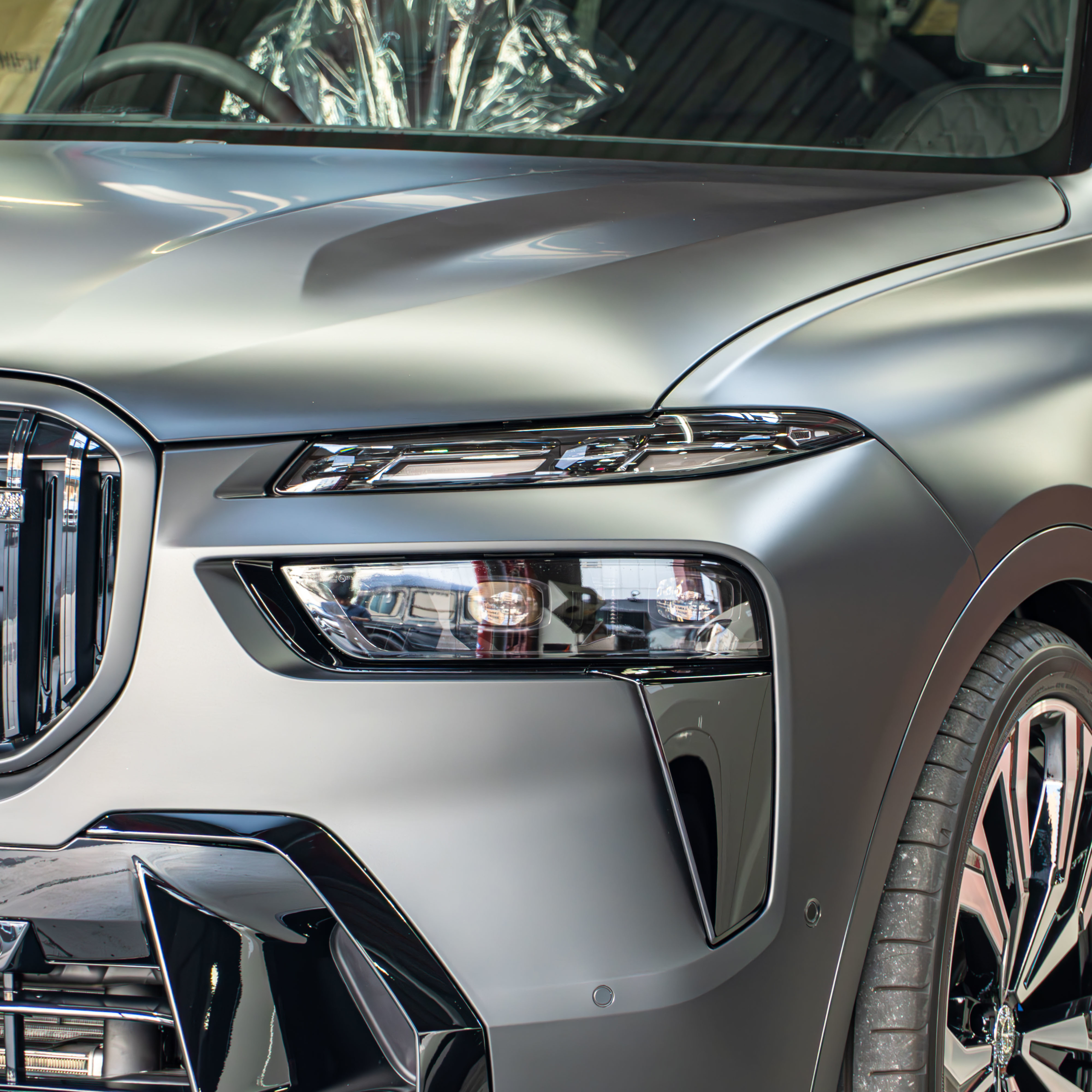 BMW G07 X7 M60i BLACK-α ×電動サイドステップ・ロワリングモジュール・スペーサー・フィルム 　ボンド大阪