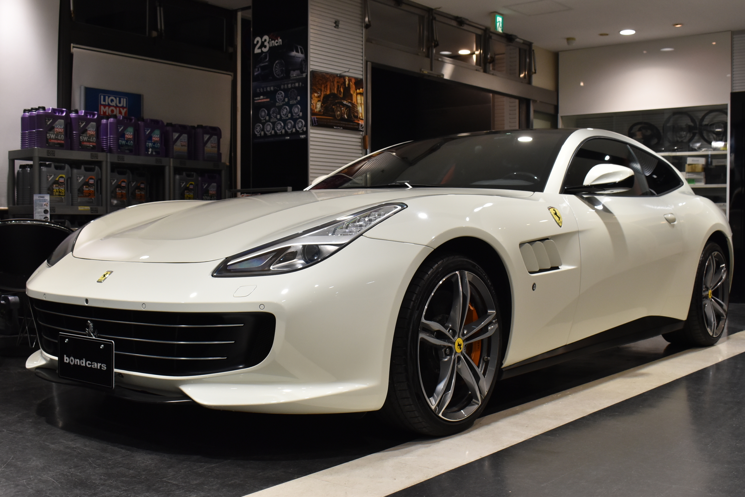フェラーリ　GTC4Lusso　ビアンコアブス　左H アップルカープレイ　 クロームエッジフロントグリル LEDカーボンステアリング　　 パッセンジャーディスプレィ　 フル電動シート　 パノラミックルーフ　 サスペンションリフター　 フロントカメラ ２０インチ鍛造アルミホイール ゴールドブレーキキャリパー レーダー＆ドライブレコーダー