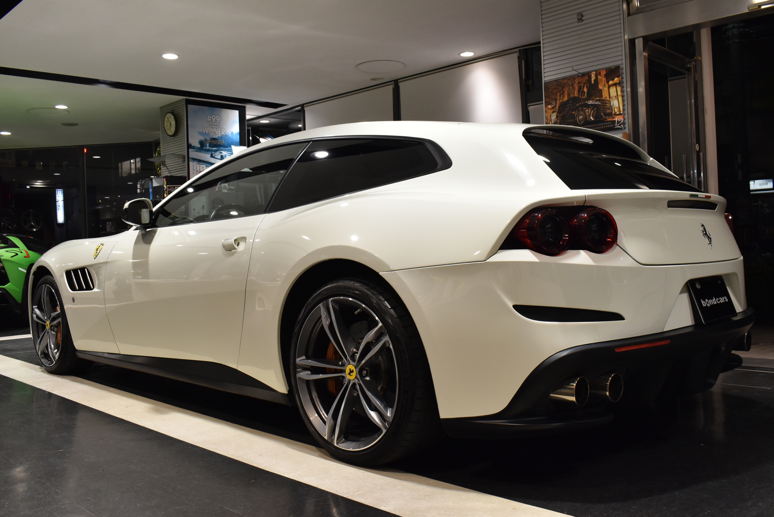 フェラーリ　GTC4Lusso　ビアンコアブス　左H　アップルカープレイ　クロームエッジフロントグリル　LEDカーボンステアリング　パッセンジャーディスプレィ　フル電動シート　パノラミックルーフ　 サスペンションリフター　フロントカメラ　２０インチ鍛造アルミホイール　ゴールドブレーキキャリパー　レーダー＆ドライブレコーダー