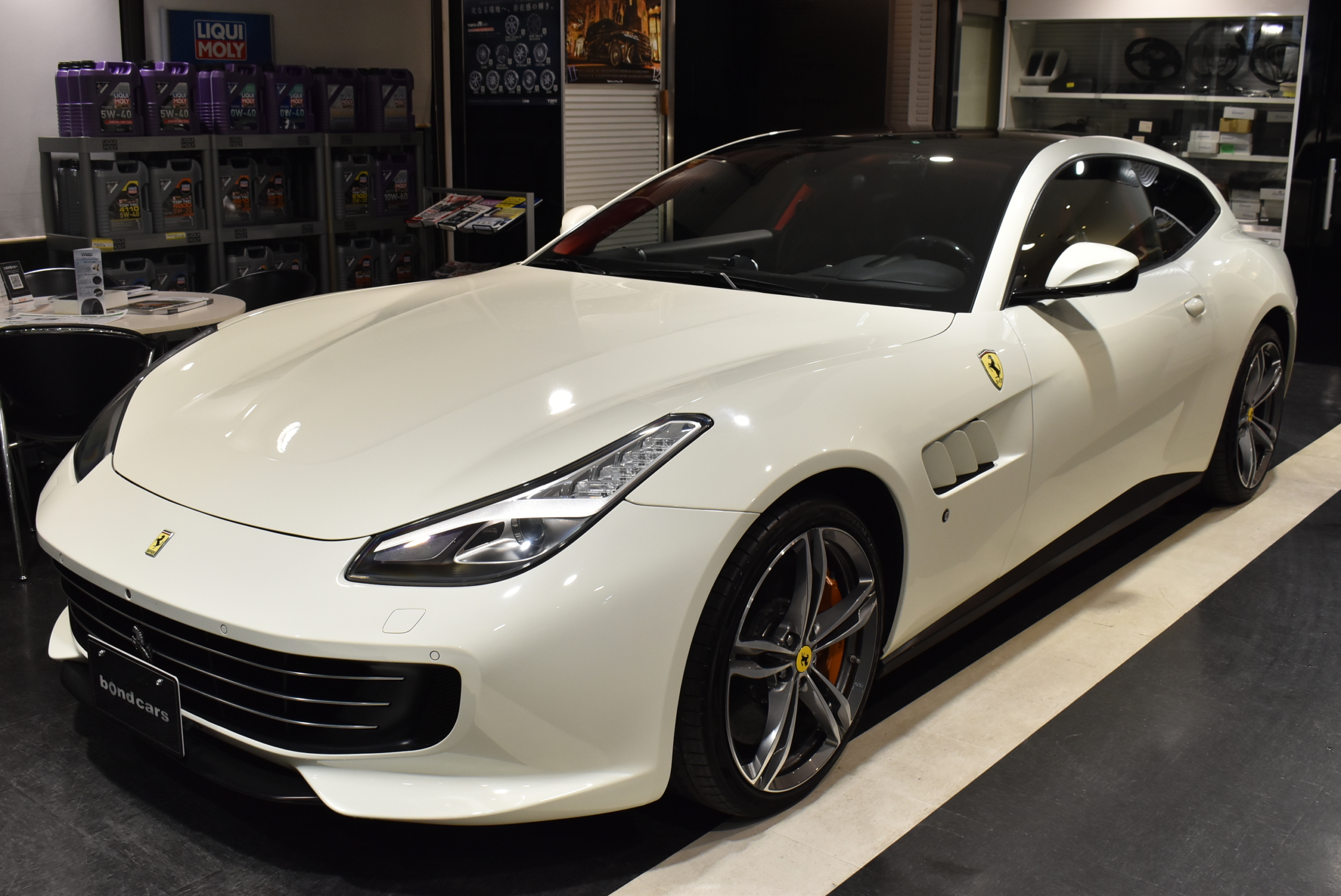 フェラーリ　GTC4Lusso　ビアンコアブス　左H　アップルカープレイ　クロームエッジフロントグリル　LEDカーボンステアリング　パッセンジャーディスプレィ　フル電動シート　パノラミックルーフ　 サスペンションリフター　フロントカメラ　２０インチ鍛造アルミホイール　ゴールドブレーキキャリパー　レーダー＆ドライブレコーダー