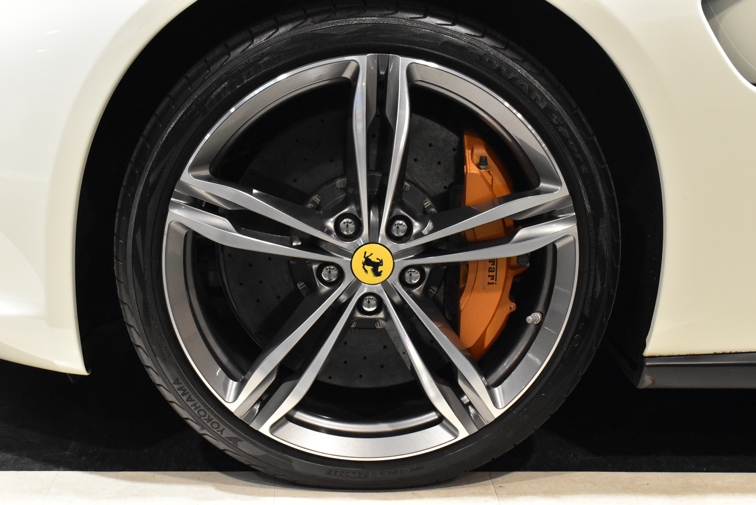 フェラーリ　GTC4Lusso　ビアンコアブス　左H　アップルカープレイ　クロームエッジフロントグリル　LEDカーボンステアリング　パッセンジャーディスプレィ　フル電動シート　パノラミックルーフ　 サスペンションリフター　フロントカメラ　２０インチ鍛造アルミホイール　ゴールドブレーキキャリパー　レーダー＆ドライブレコーダー