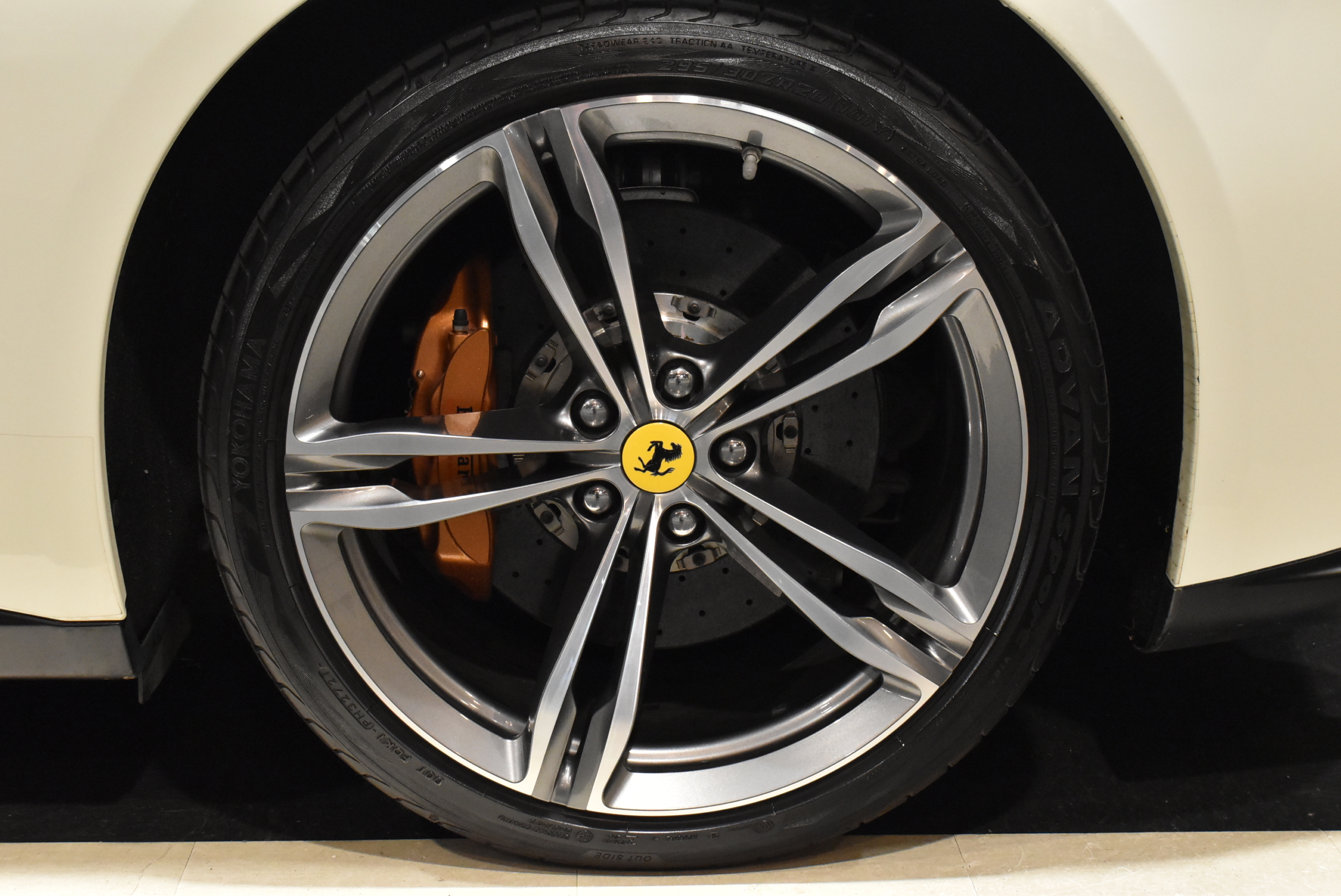 フェラーリ　GTC4Lusso　ビアンコアブス　左H　アップルカープレイ　クロームエッジフロントグリル　LEDカーボンステアリング　パッセンジャーディスプレィ　フル電動シート　パノラミックルーフ　 サスペンションリフター　フロントカメラ　２０インチ鍛造アルミホイール　ゴールドブレーキキャリパー　レーダー＆ドライブレコーダー