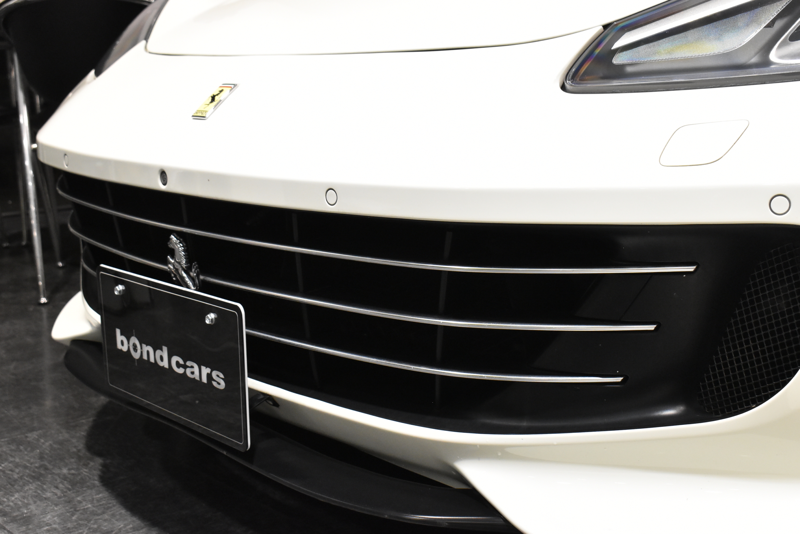 フェラーリ　GTC4Lusso　ビアンコアブス　左H　アップルカープレイ　クロームエッジフロントグリル　LEDカーボンステアリング　パッセンジャーディスプレィ　フル電動シート　パノラミックルーフ　 サスペンションリフター　フロントカメラ　２０インチ鍛造アルミホイール　ゴールドブレーキキャリパー　レーダー＆ドライブレコーダー