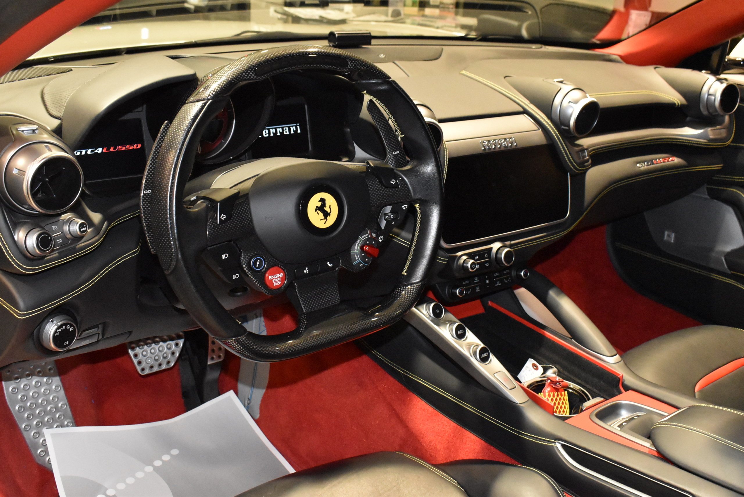 フェラーリ　GTC4Lusso　ビアンコアブス　左H　アップルカープレイ　クロームエッジフロントグリル　LEDカーボンステアリング　パッセンジャーディスプレィ　フル電動シート　パノラミックルーフ　 サスペンションリフター　フロントカメラ　２０インチ鍛造アルミホイール　ゴールドブレーキキャリパー　レーダー＆ドライブレコーダー