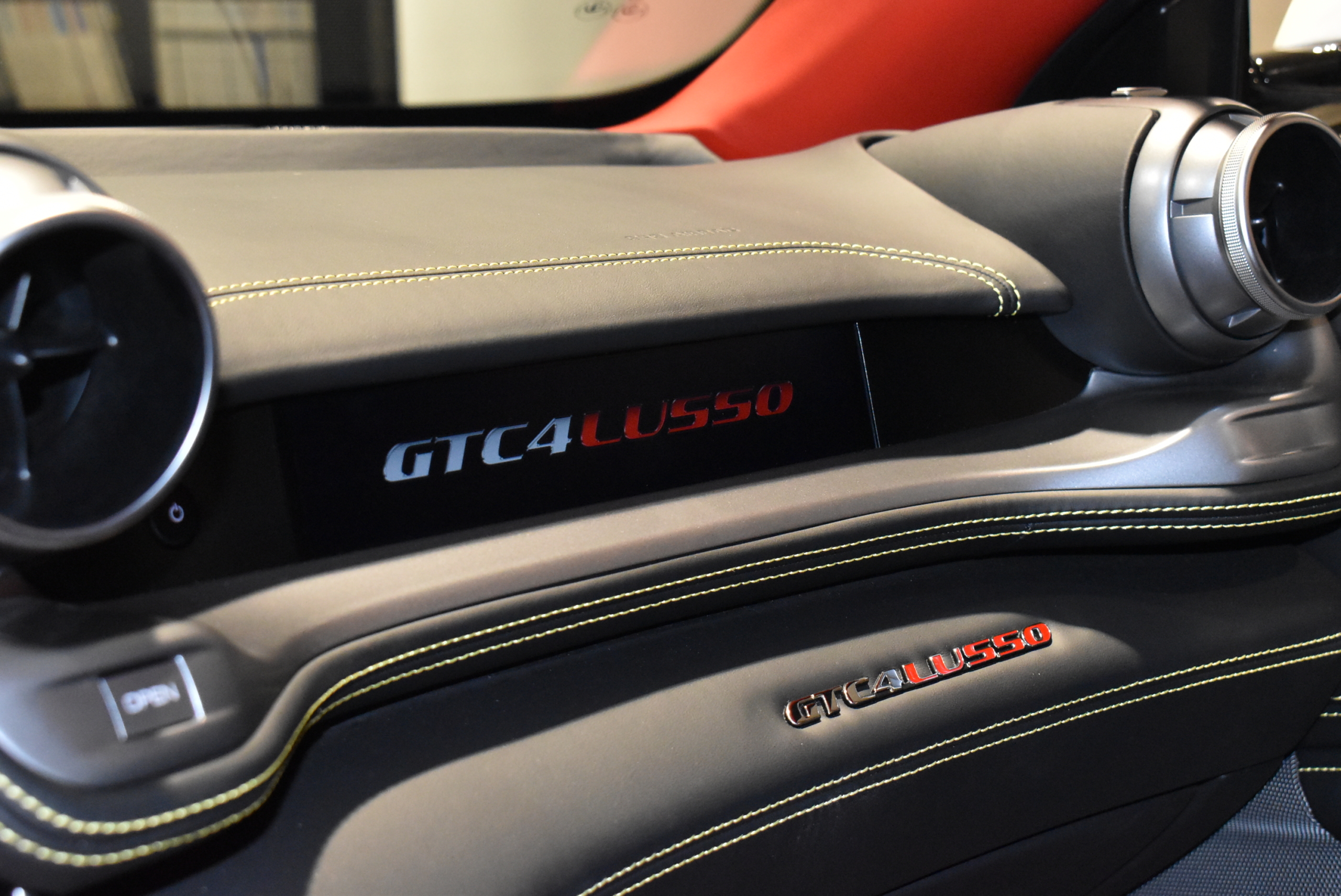 フェラーリ　GTC4Lusso　ビアンコアブス　左H　アップルカープレイ　クロームエッジフロントグリル　LEDカーボンステアリング　パッセンジャーディスプレィ　フル電動シート　パノラミックルーフ　 サスペンションリフター　フロントカメラ　２０インチ鍛造アルミホイール　ゴールドブレーキキャリパー　レーダー＆ドライブレコーダー